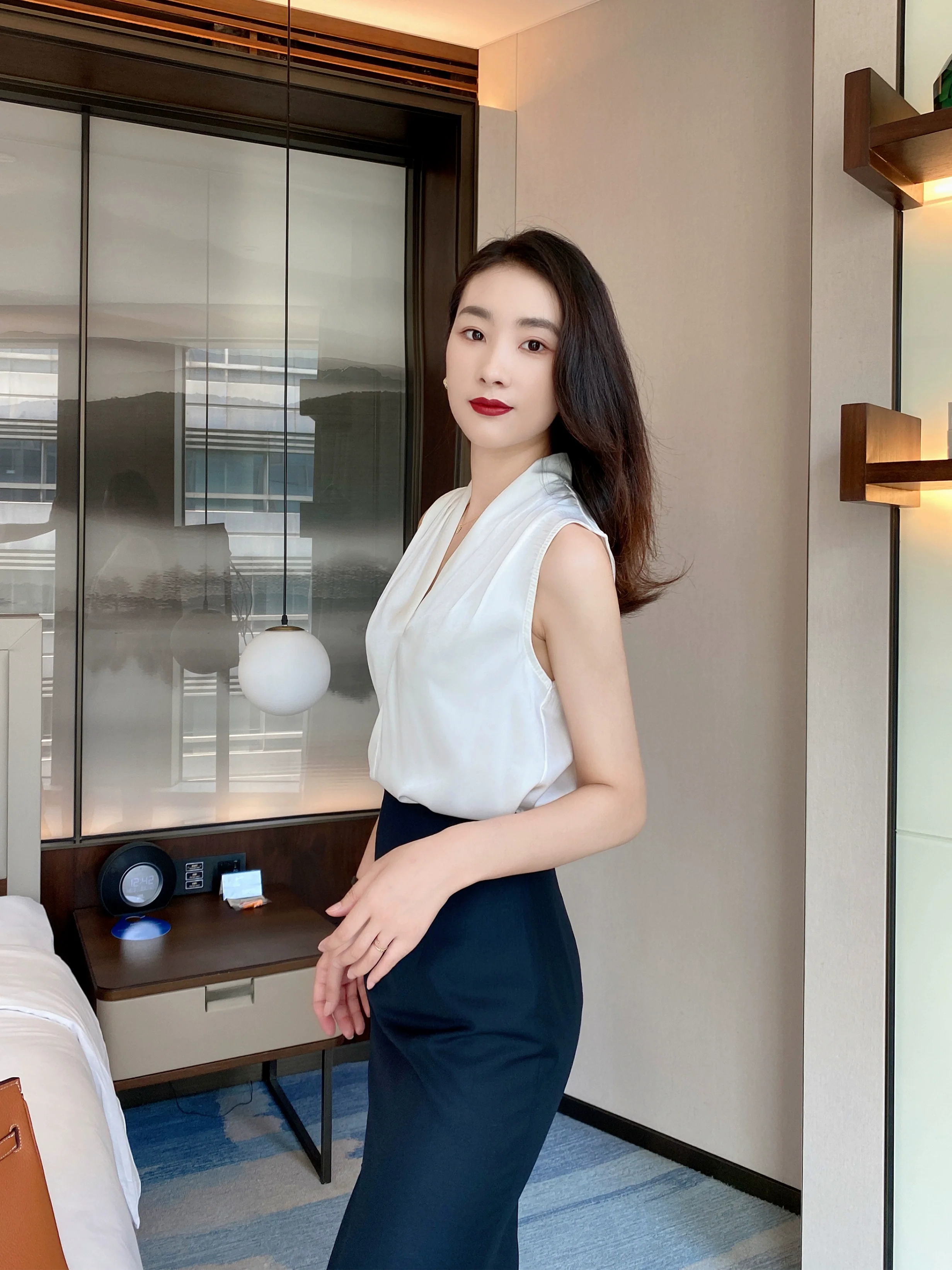 Autumn white sleeveless V-neck vest top for women - Image 2