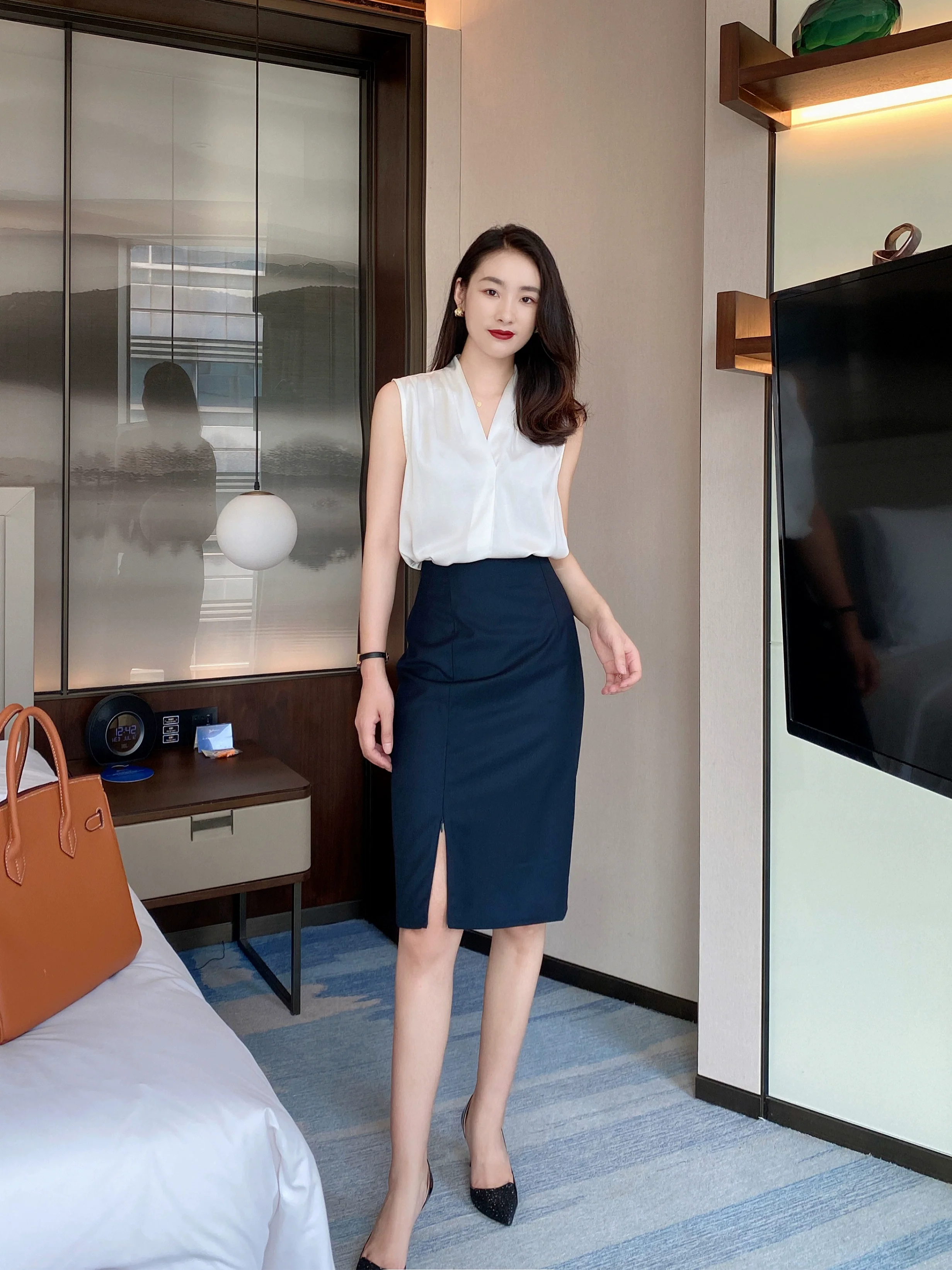 Autumn white sleeveless V-neck vest top for women - Image 3