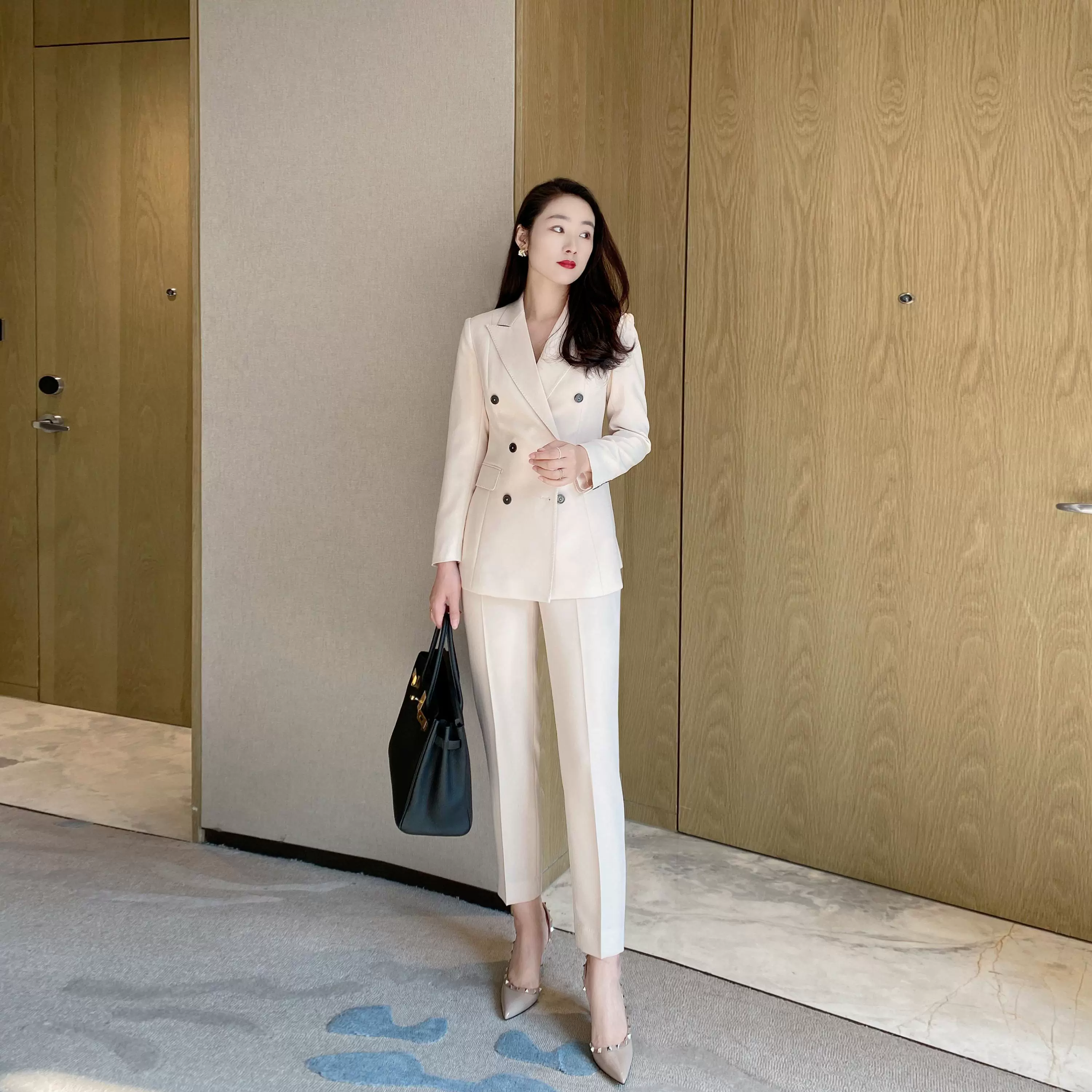 Beige Autumn Classic Suit with Tailored Trousers – Bright Style - Image 3