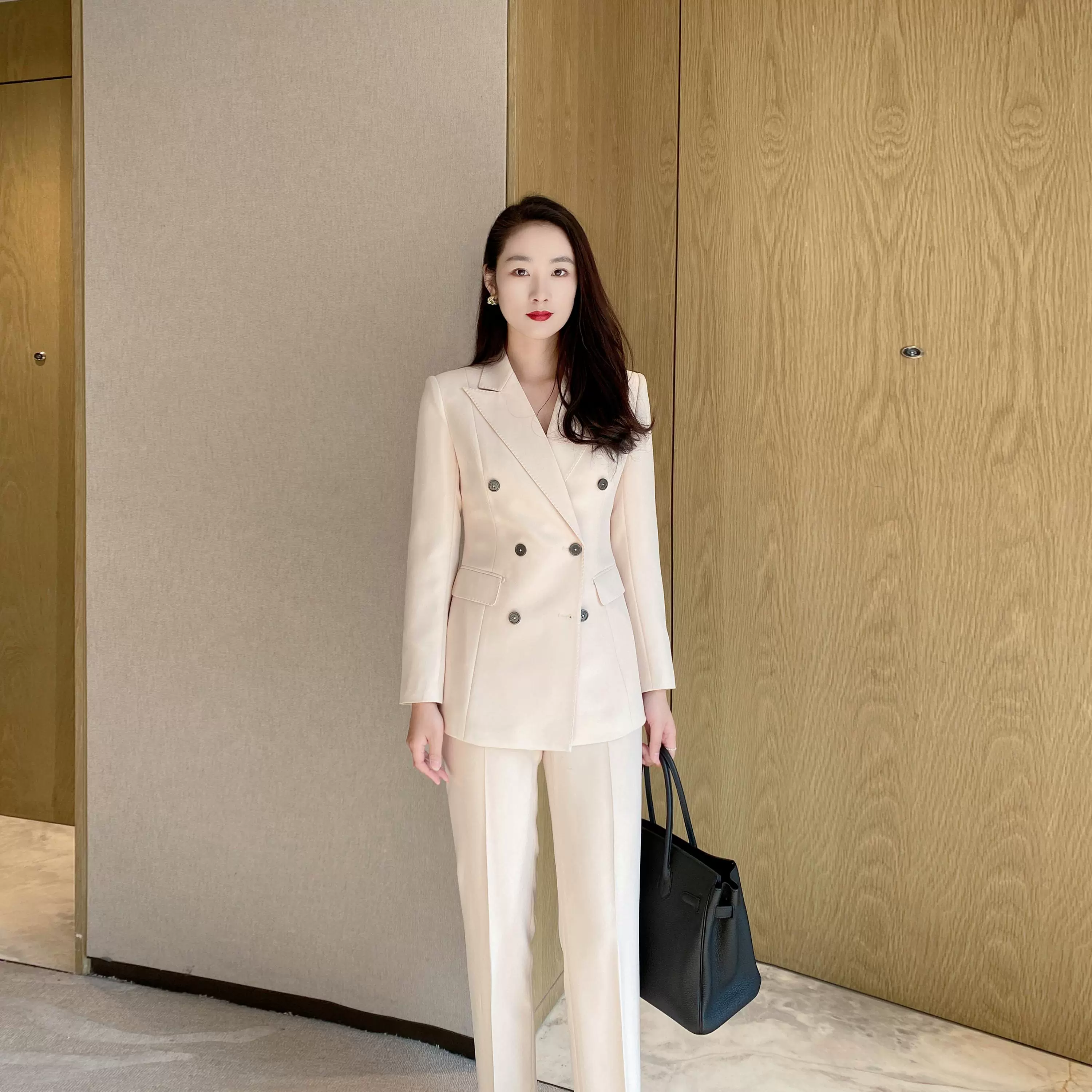 Beige Autumn Classic Suit with Tailored Trousers – Bright Style - Image 4