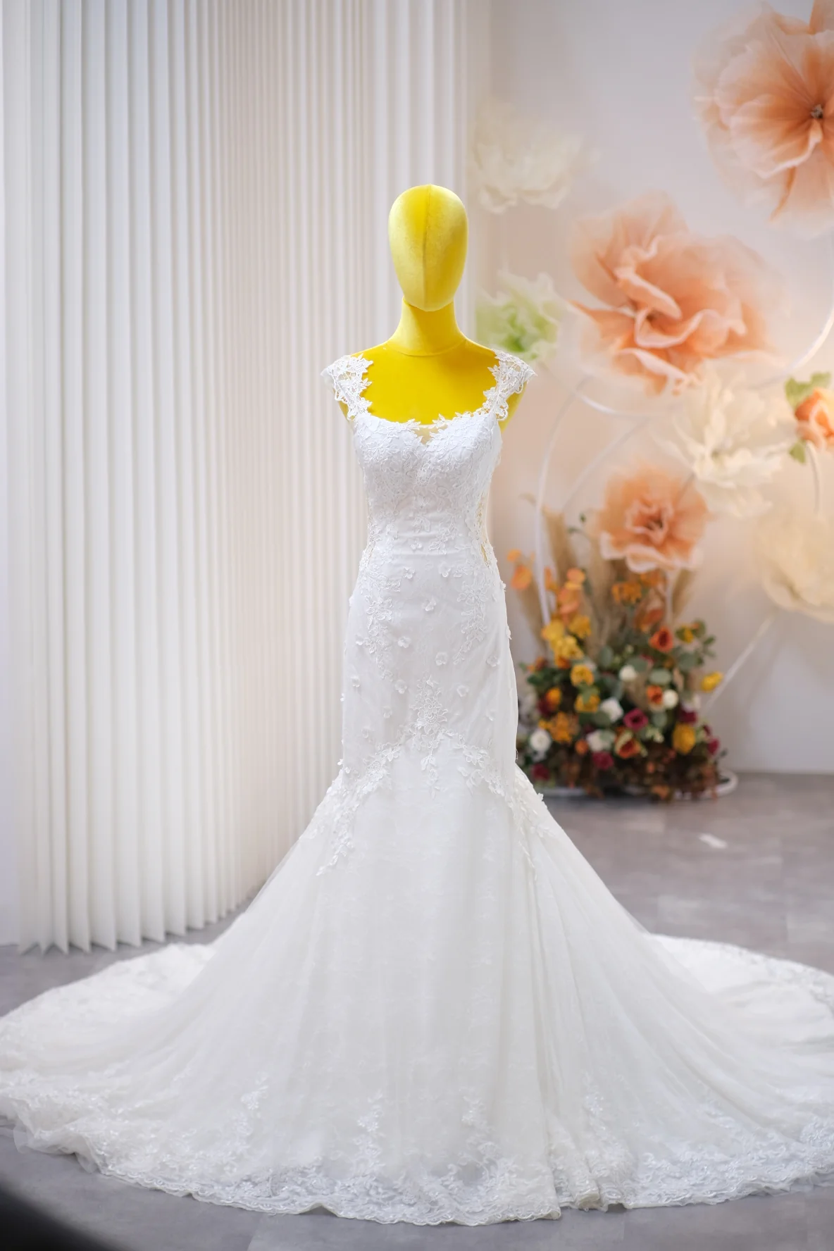 Lux Full Fabric Lace Wedding Gown Size S | Ready-to-Wear