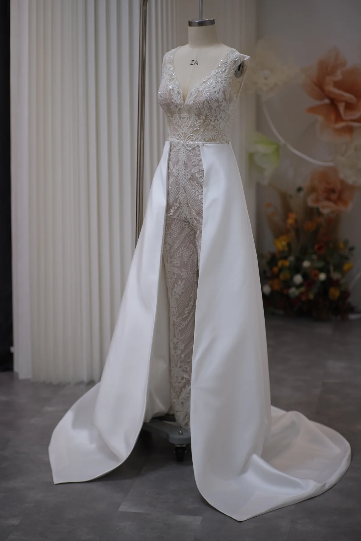 Luxury Full Lace Wedding Gown Size S | Ready-to-Wear - Image 5