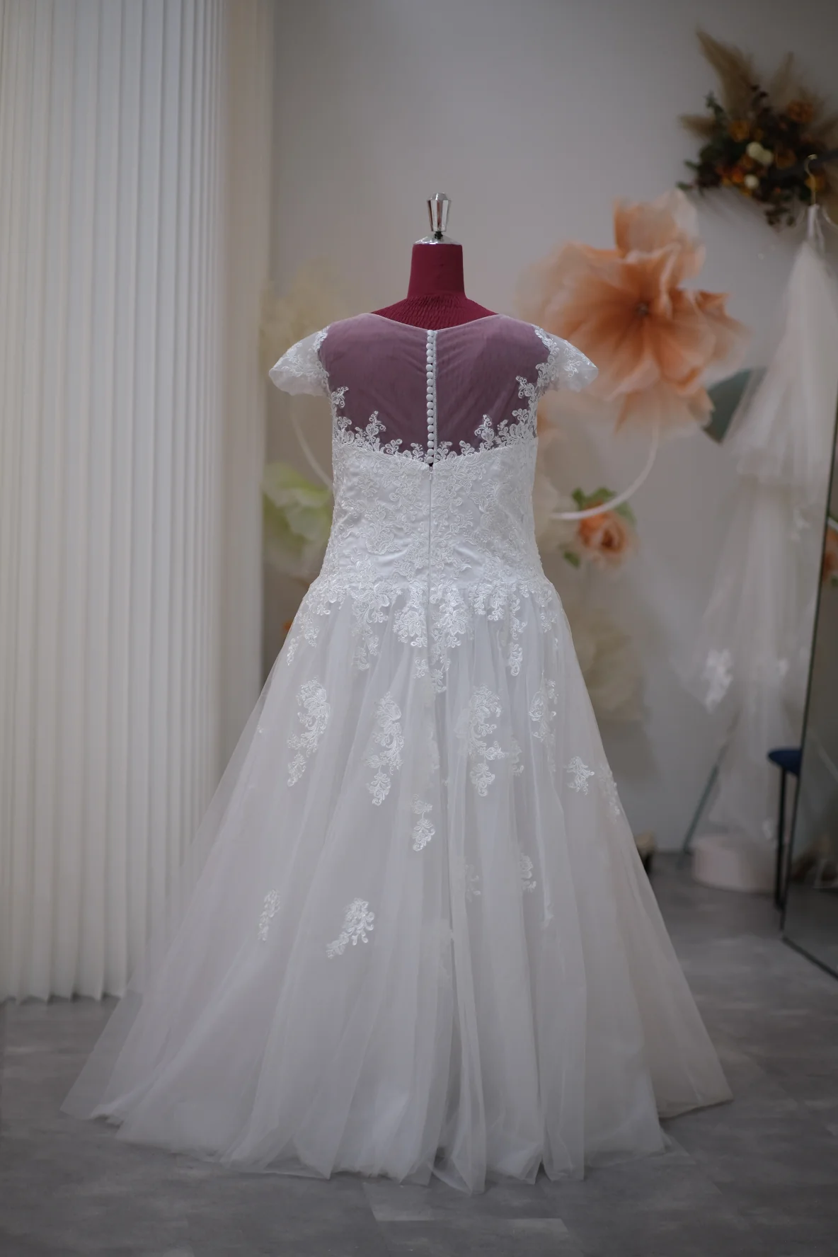Half Lace Wedding Gown Bust 136 Waist 124 | Ready-to-Wear - Image 4
