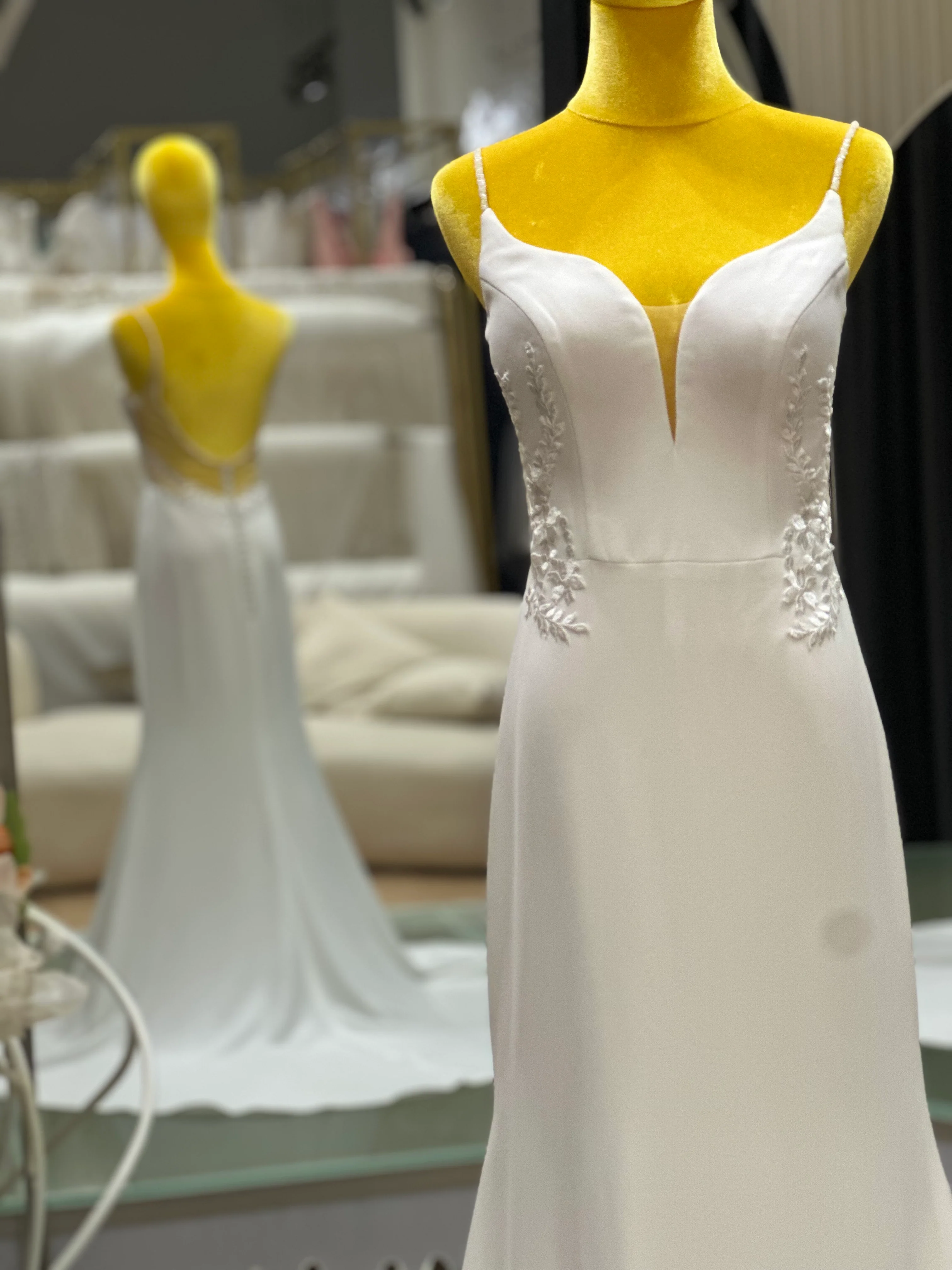 Lux Half Lace Wedding Gown Size L Bust 86 | Ready-to-Wear - Image 4