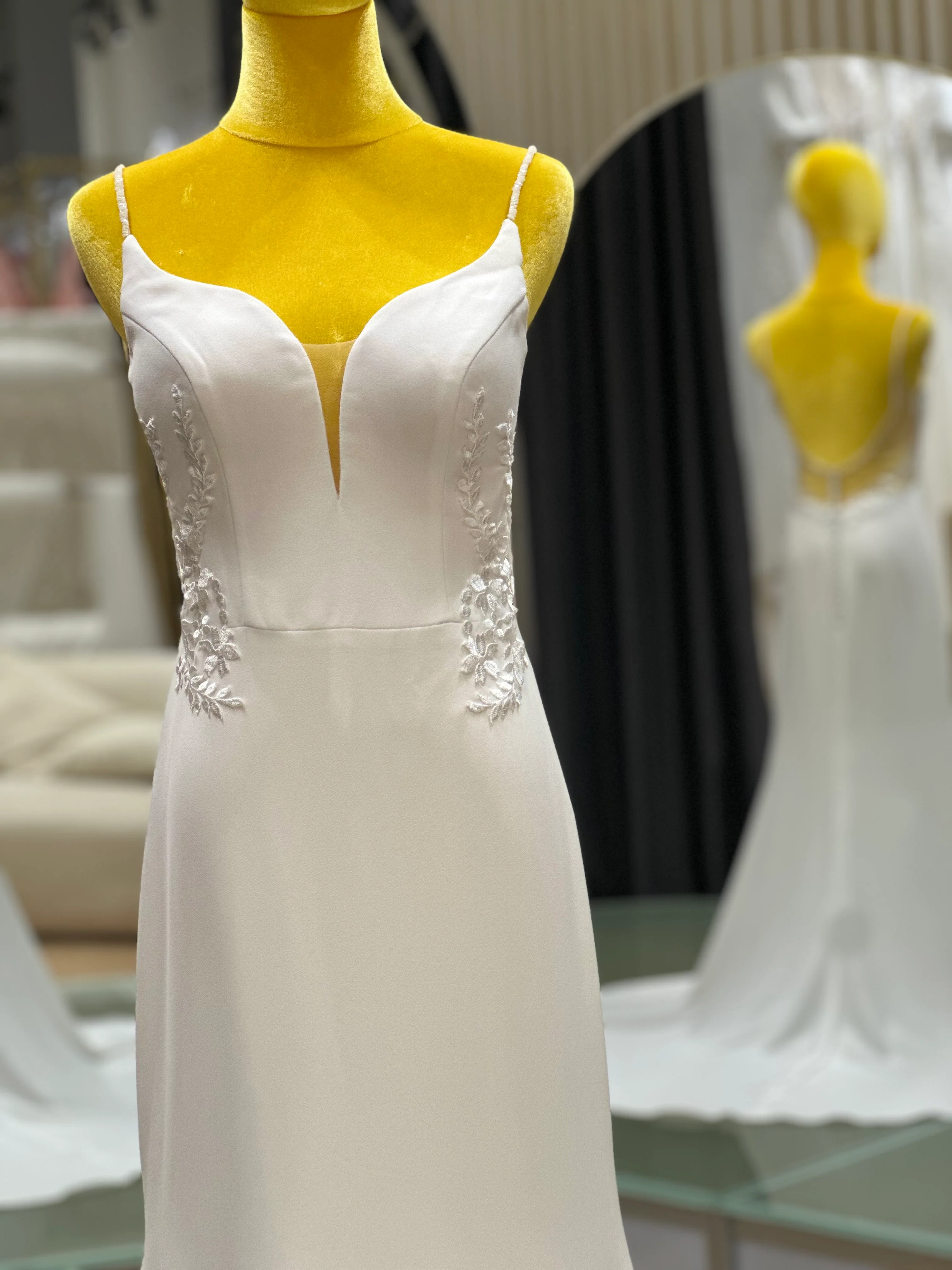 Lux Half Lace Wedding Gown Size L Bust 86 | Ready-to-Wear - Image 5