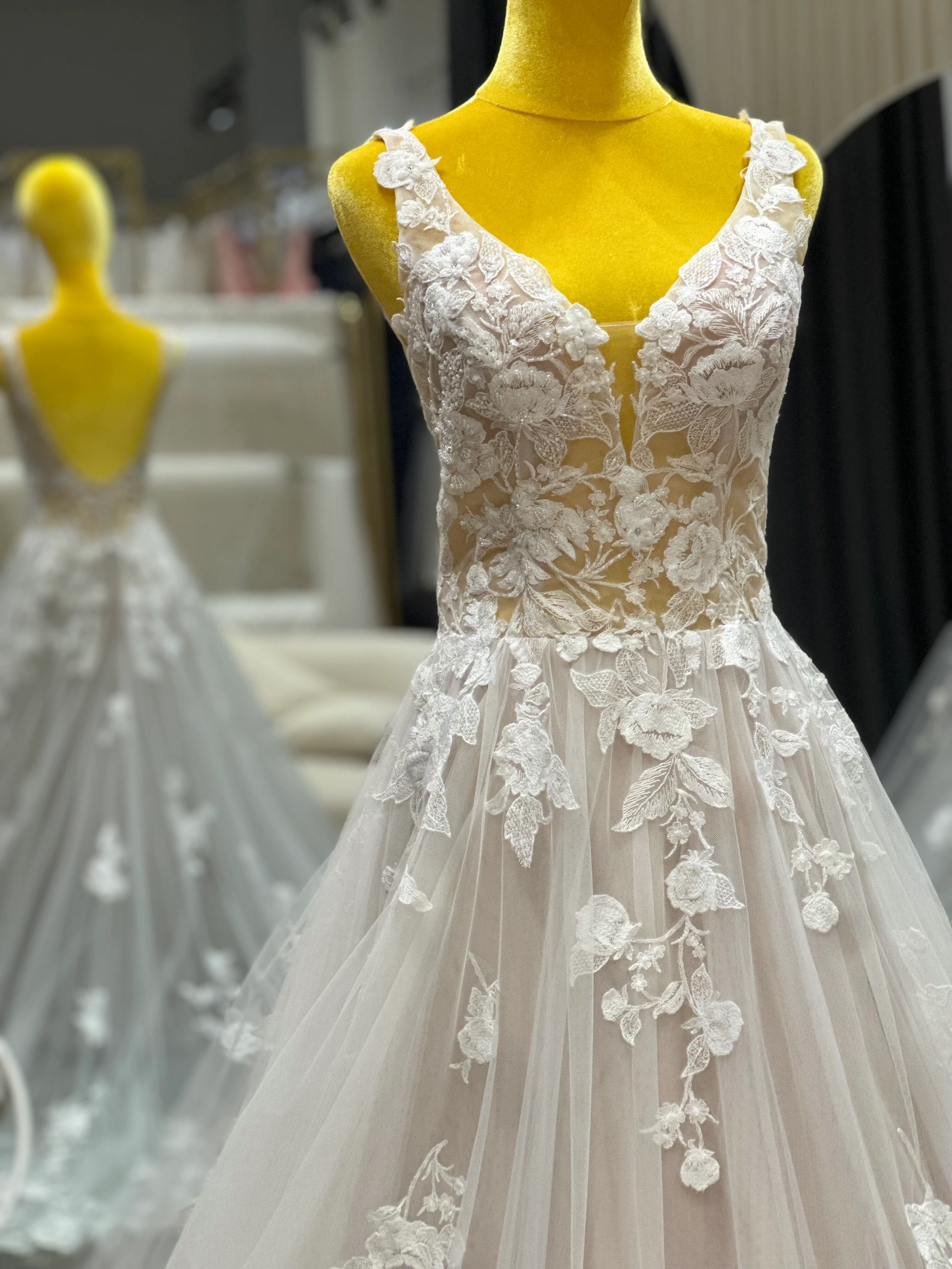 Lux Full Lace Wedding Gown Size L. Bust 89| Ready-to-Wear - Image 5