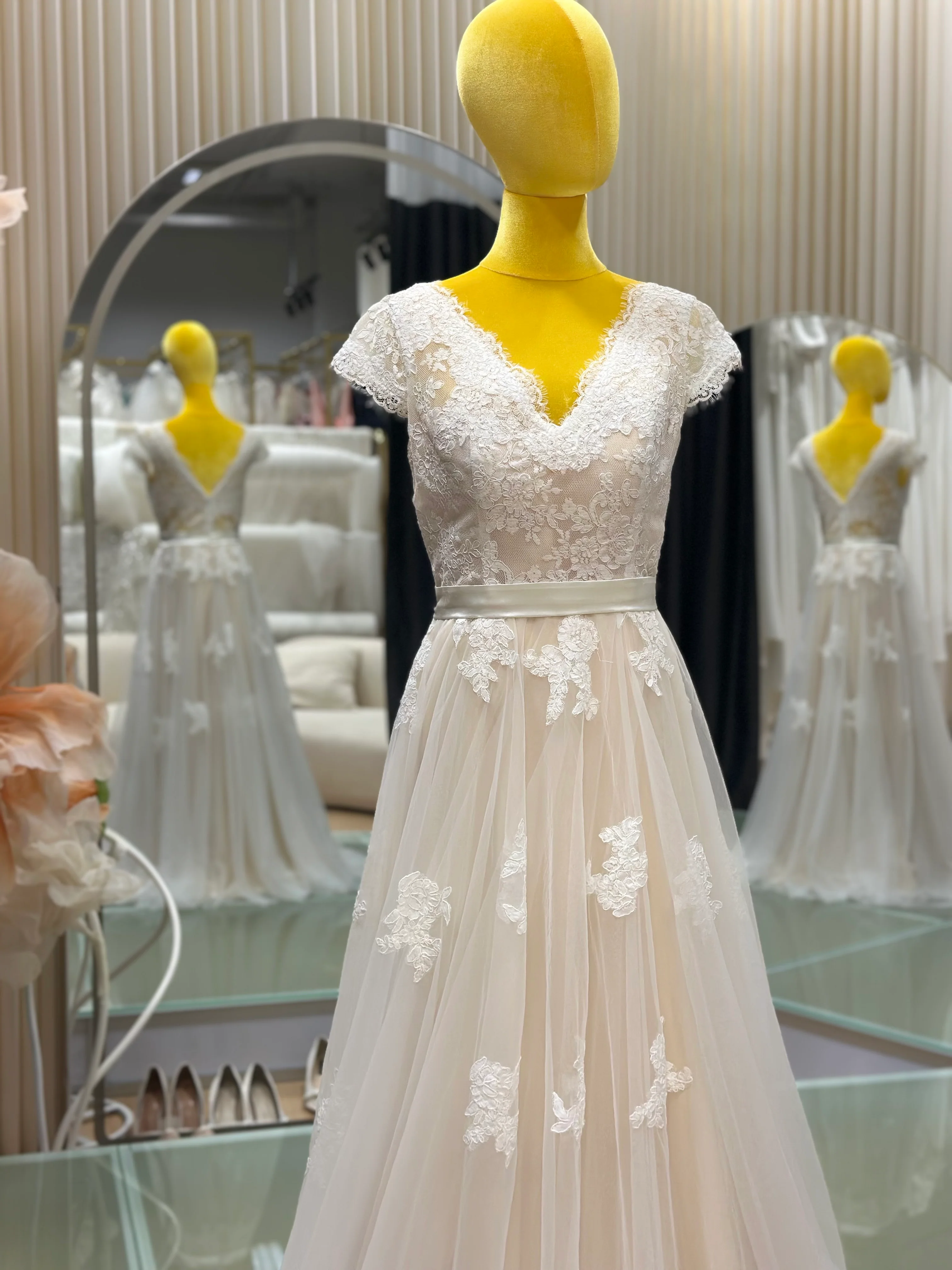 Full Lace Wedding Gown Size XL Bust 93 | Ready-to-Wear - Image 3