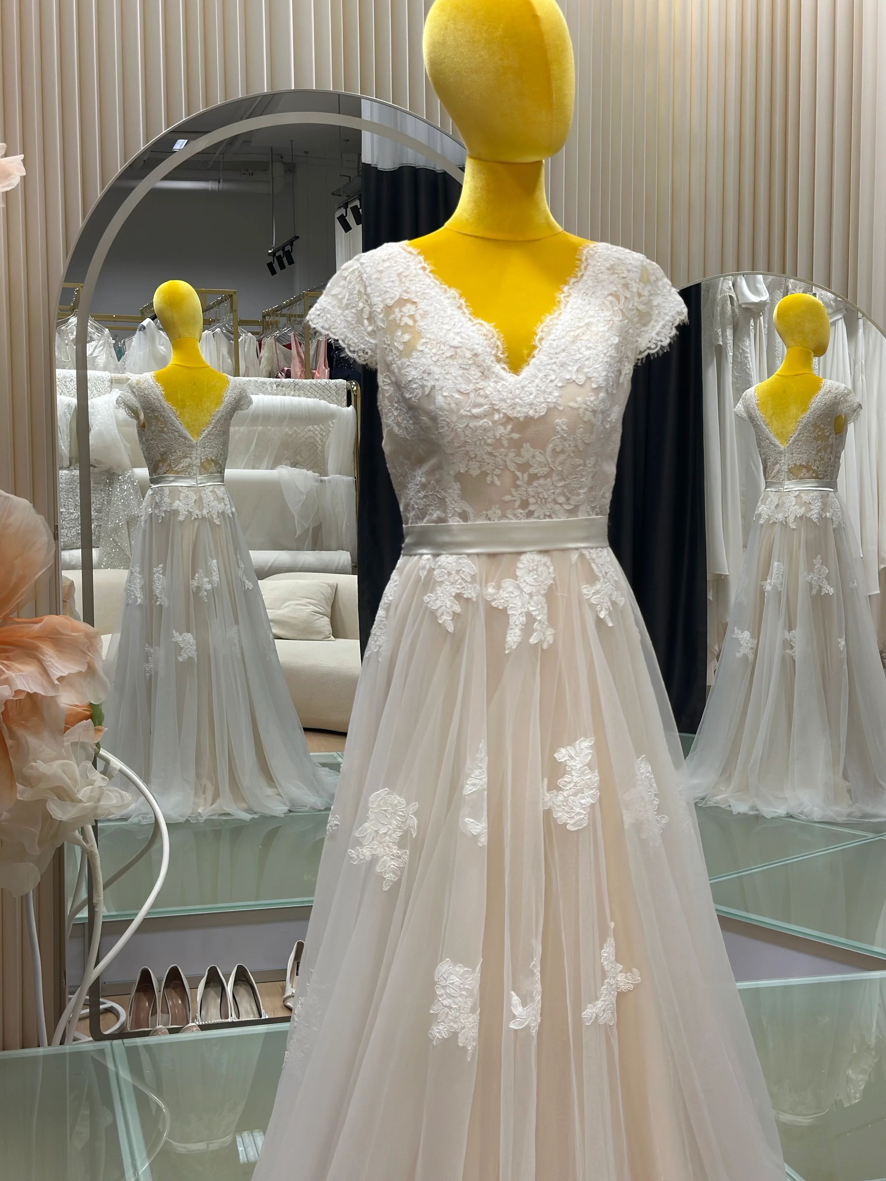 Full Lace Wedding Gown Size XL Bust 93 | Ready-to-Wear - Image 4