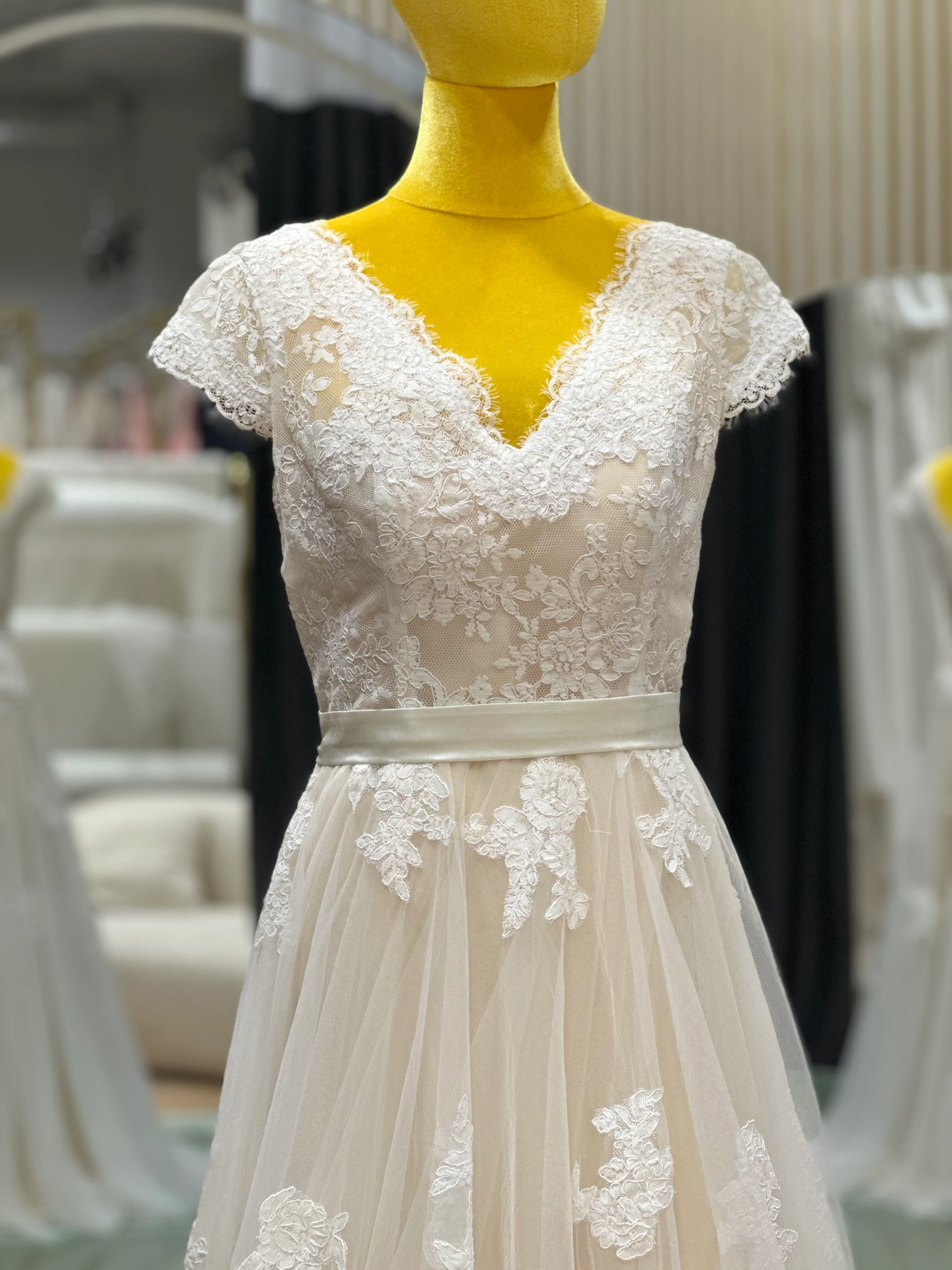 Full Lace Wedding Gown Size XL Bust 93 | Ready-to-Wear - Image 5
