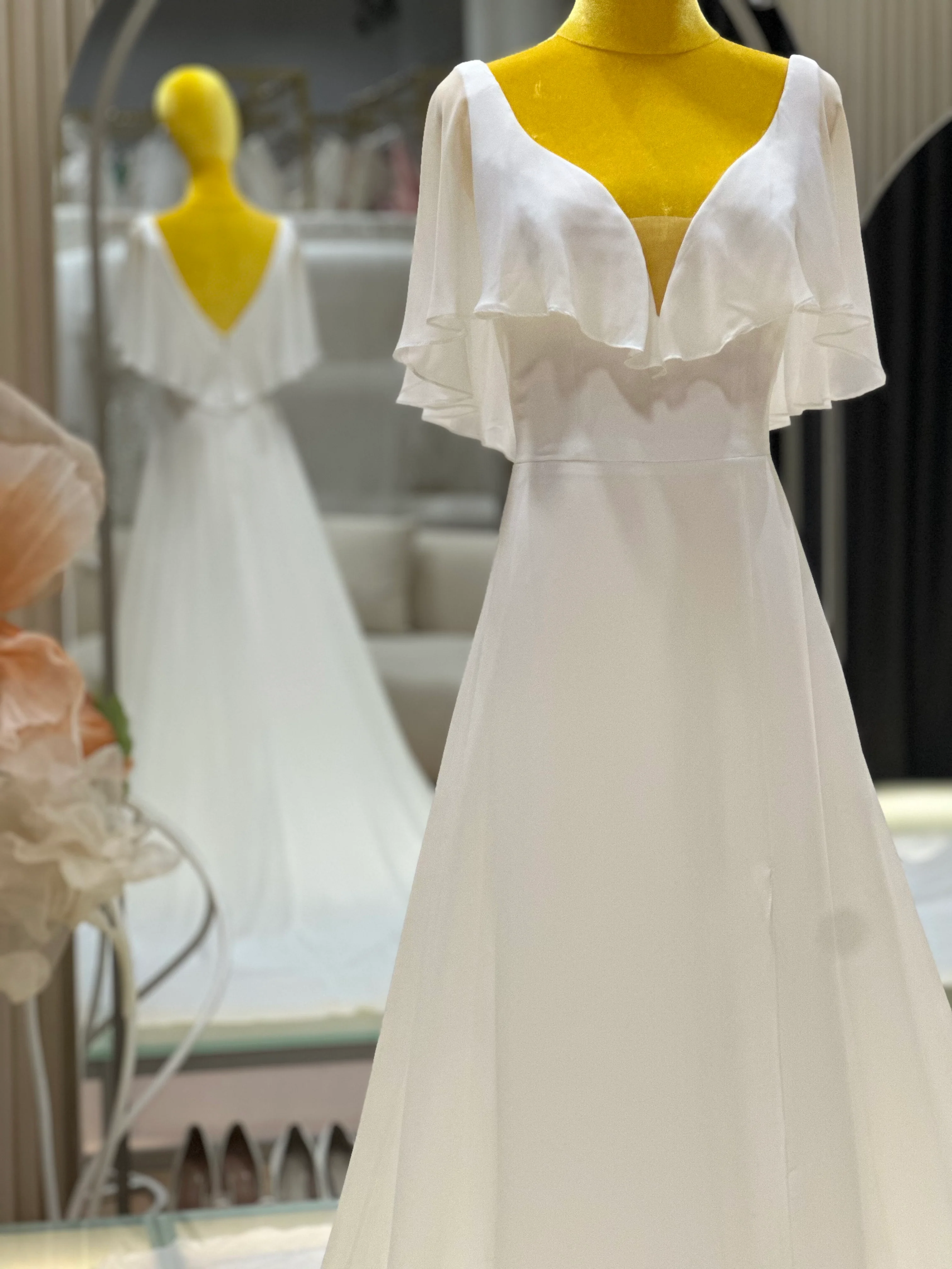 Pleated Plain Wedding Gown Size M. Bust 84 |Ready-to-Wear - Image 4