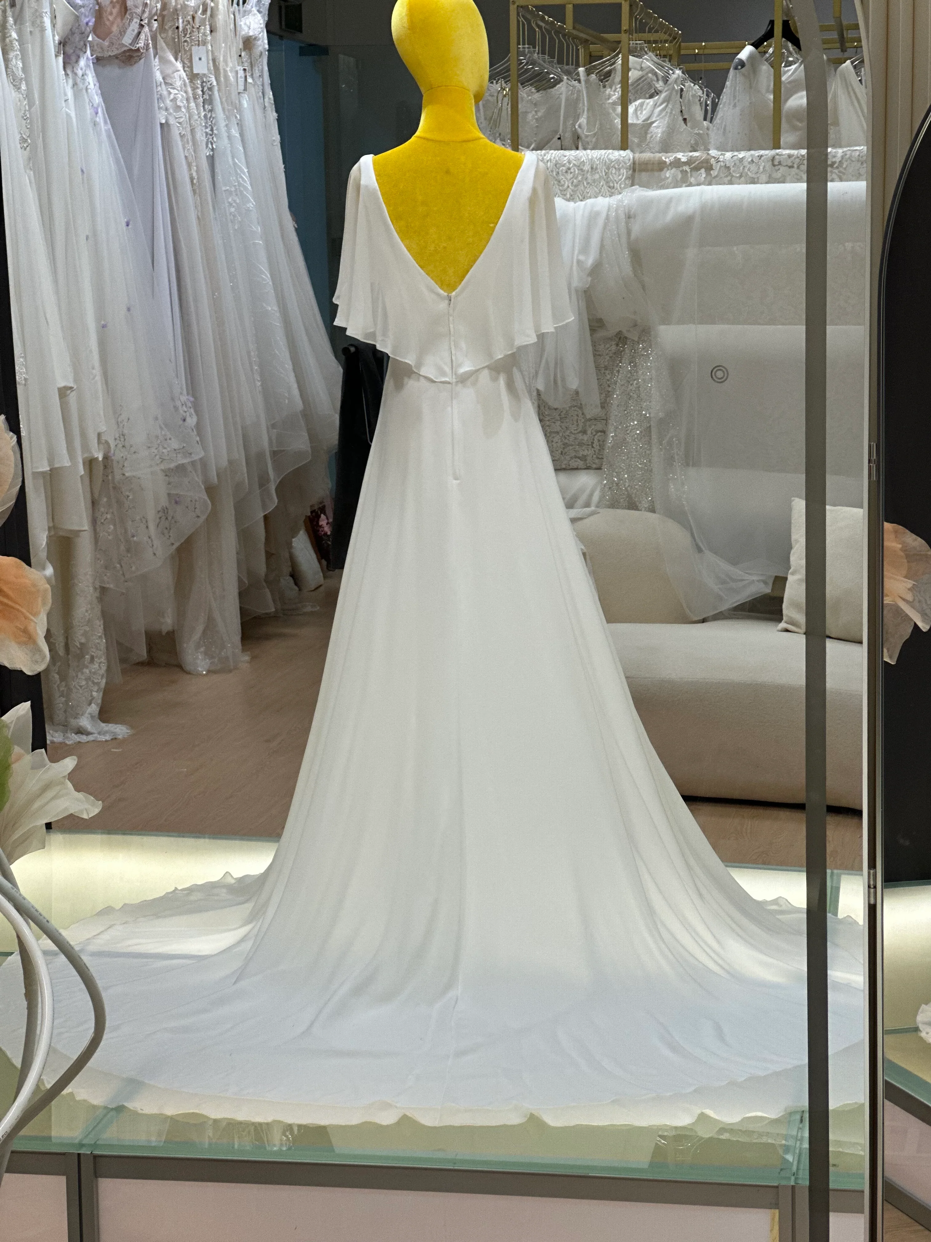 Pleated Plain Wedding Gown Size M. Bust 84 |Ready-to-Wear - Image 6