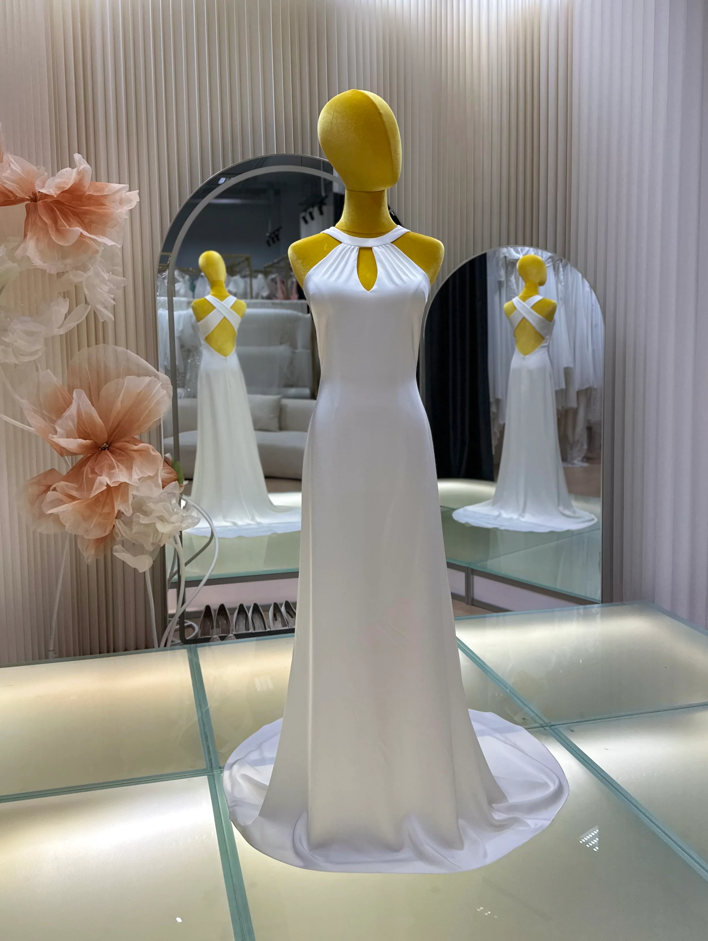 Pleated Plain Wedding Gown Size M Bust 85 | Ready-to-Wear - Image 2