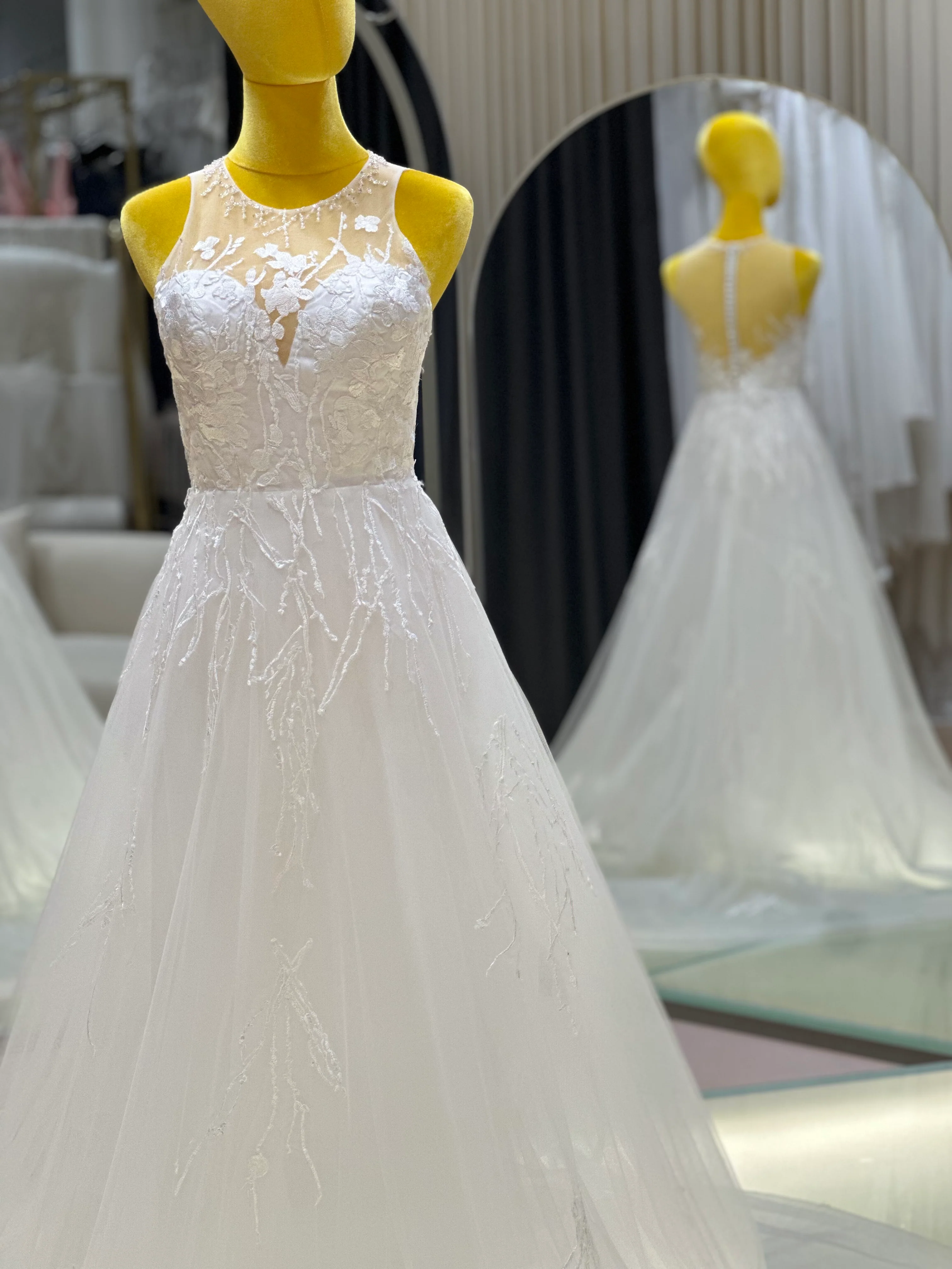 Premium Beaded Full Lace Wedding Gown Size. M |Ready-to-Wear - Image 5