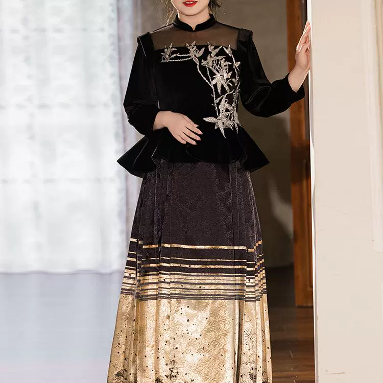 Chinese Long-Sleeve Wedding Hanfu Dress - Image 5