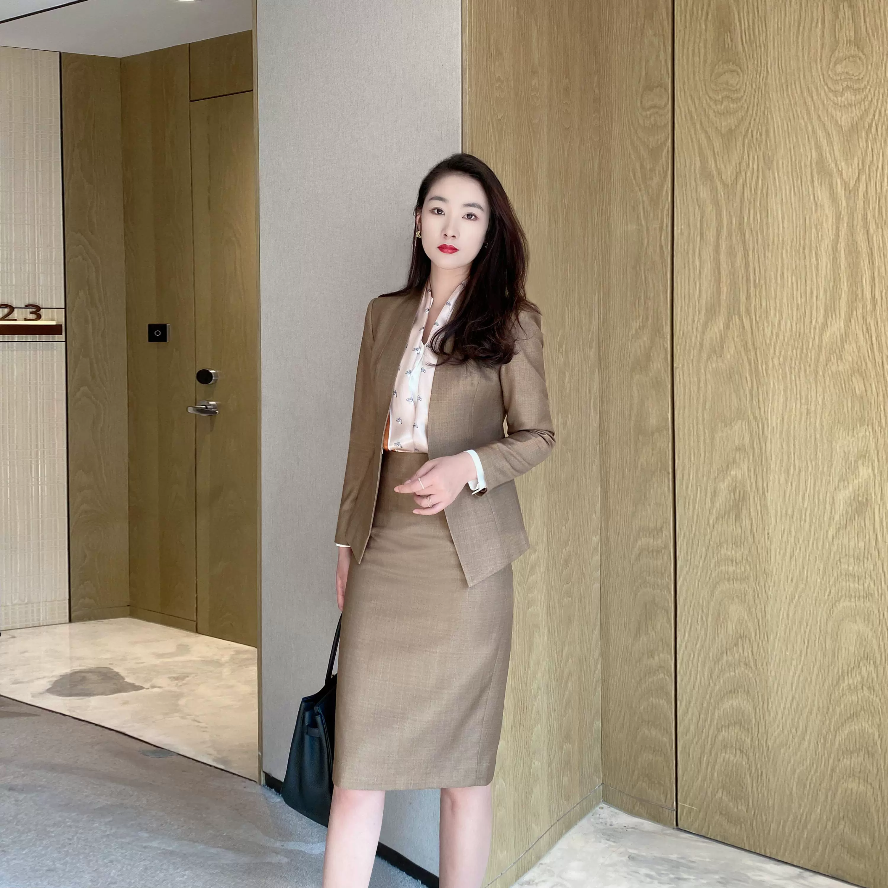 Elegant Autumn Coffee-Colored Classic Women's Suit with Fitted Skirt - Image 3