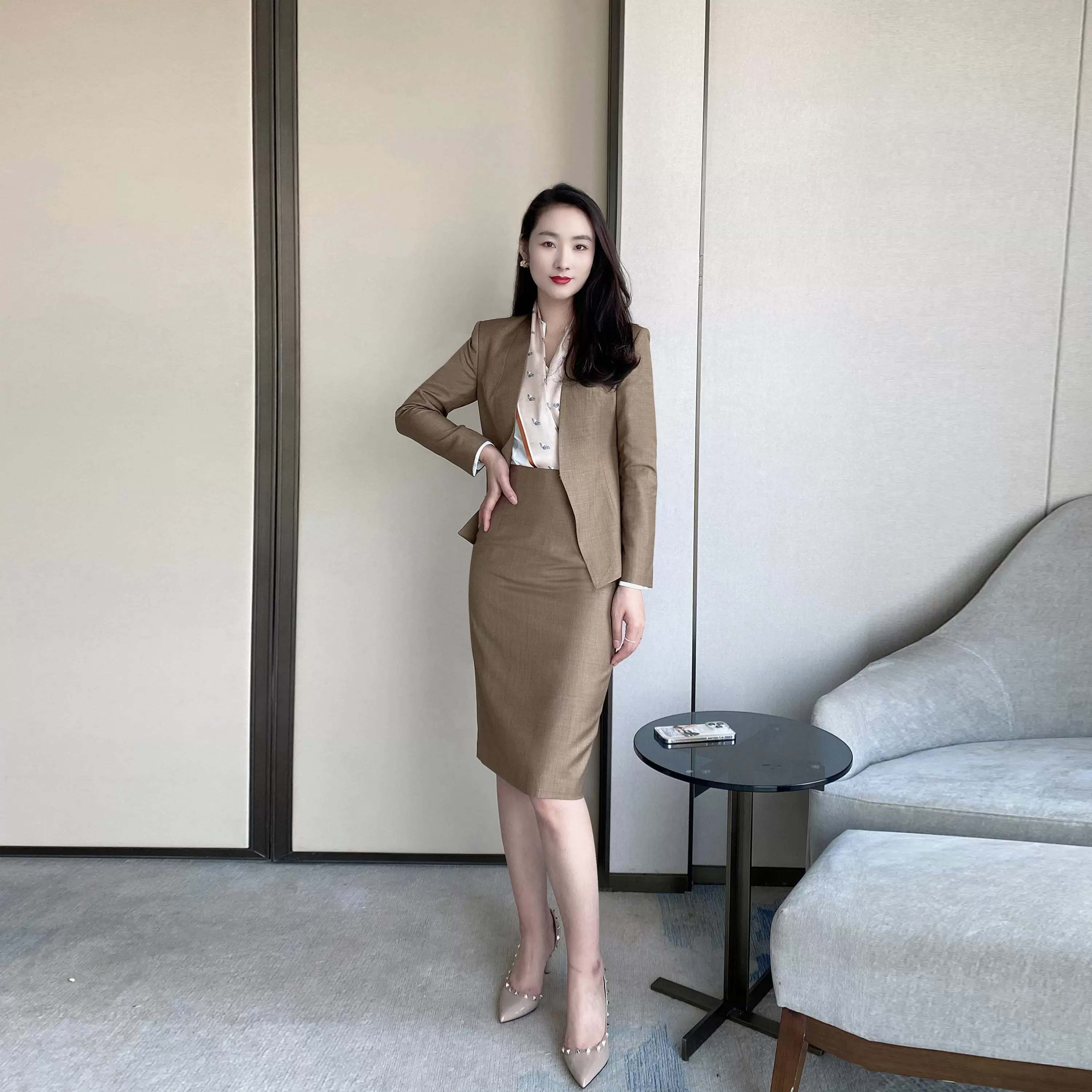 Elegant Autumn Coffee-Colored Classic Women's Suit with Fitted Skirt - Image 4