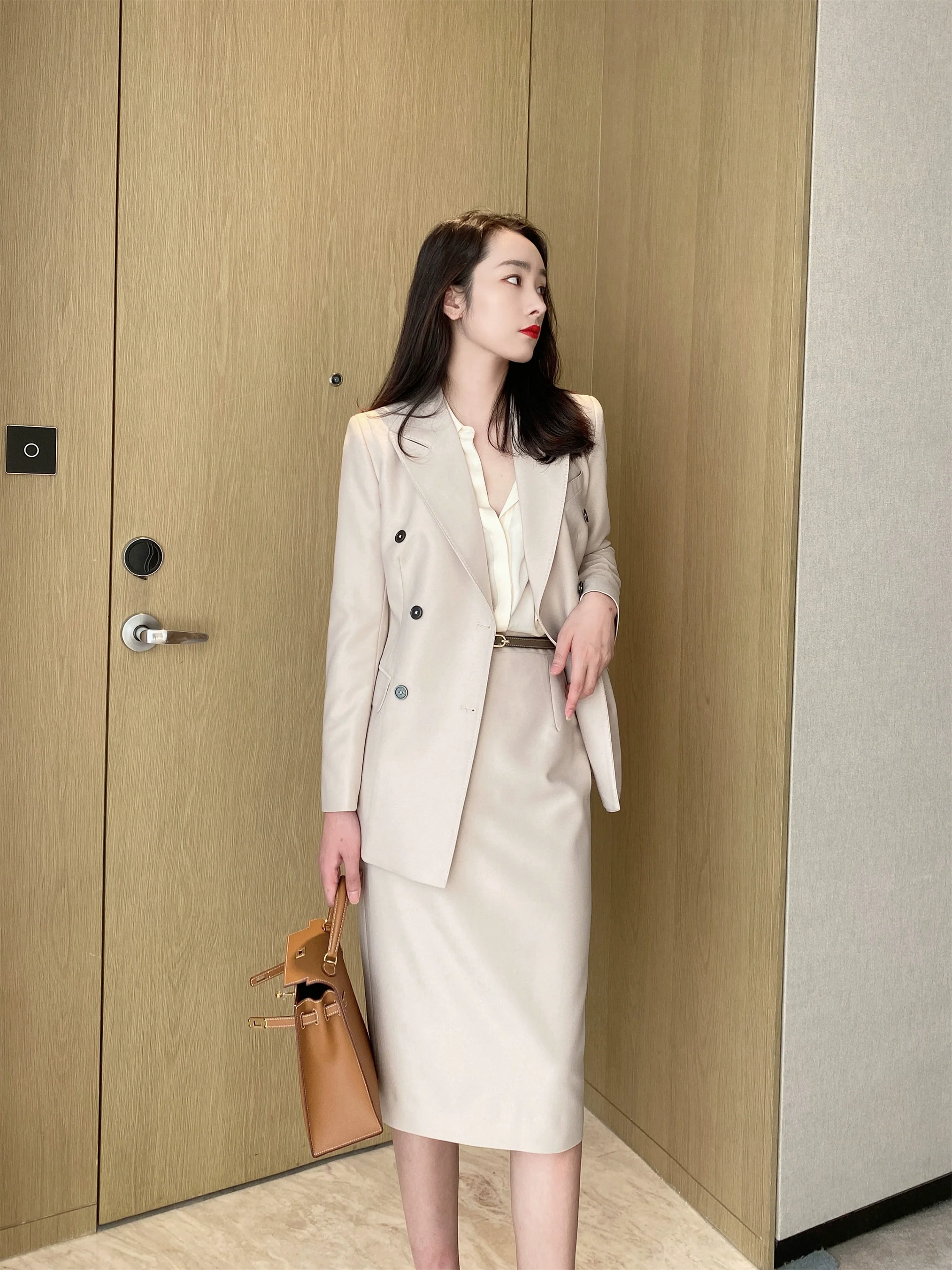Elegant Autumn White Slim-Fit Jacket & Hip-Accented Skirt Set - Image 2