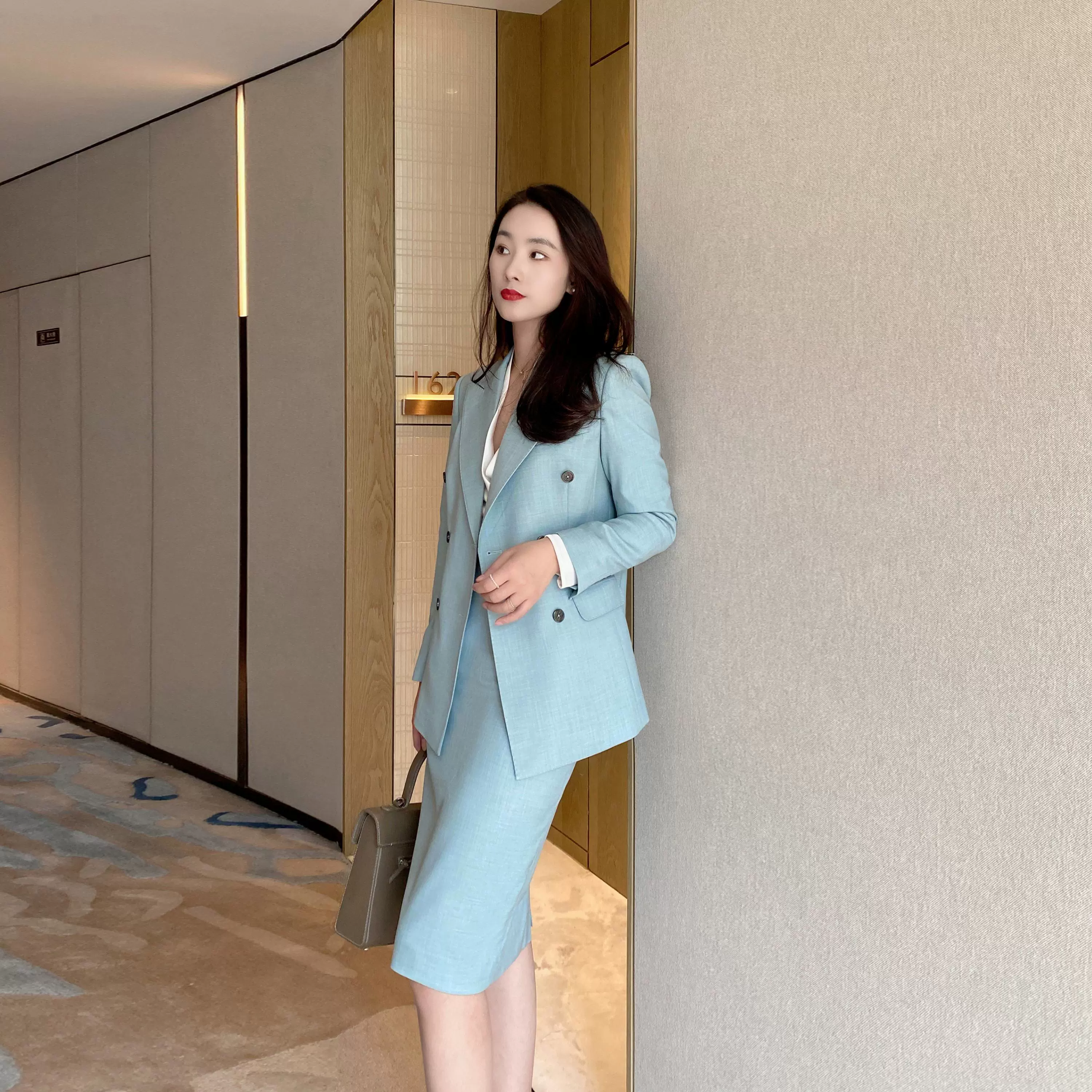 Elegant Celadon Spring Pleated Skirt Suit – Fitted Hip‑Accented - Image 2