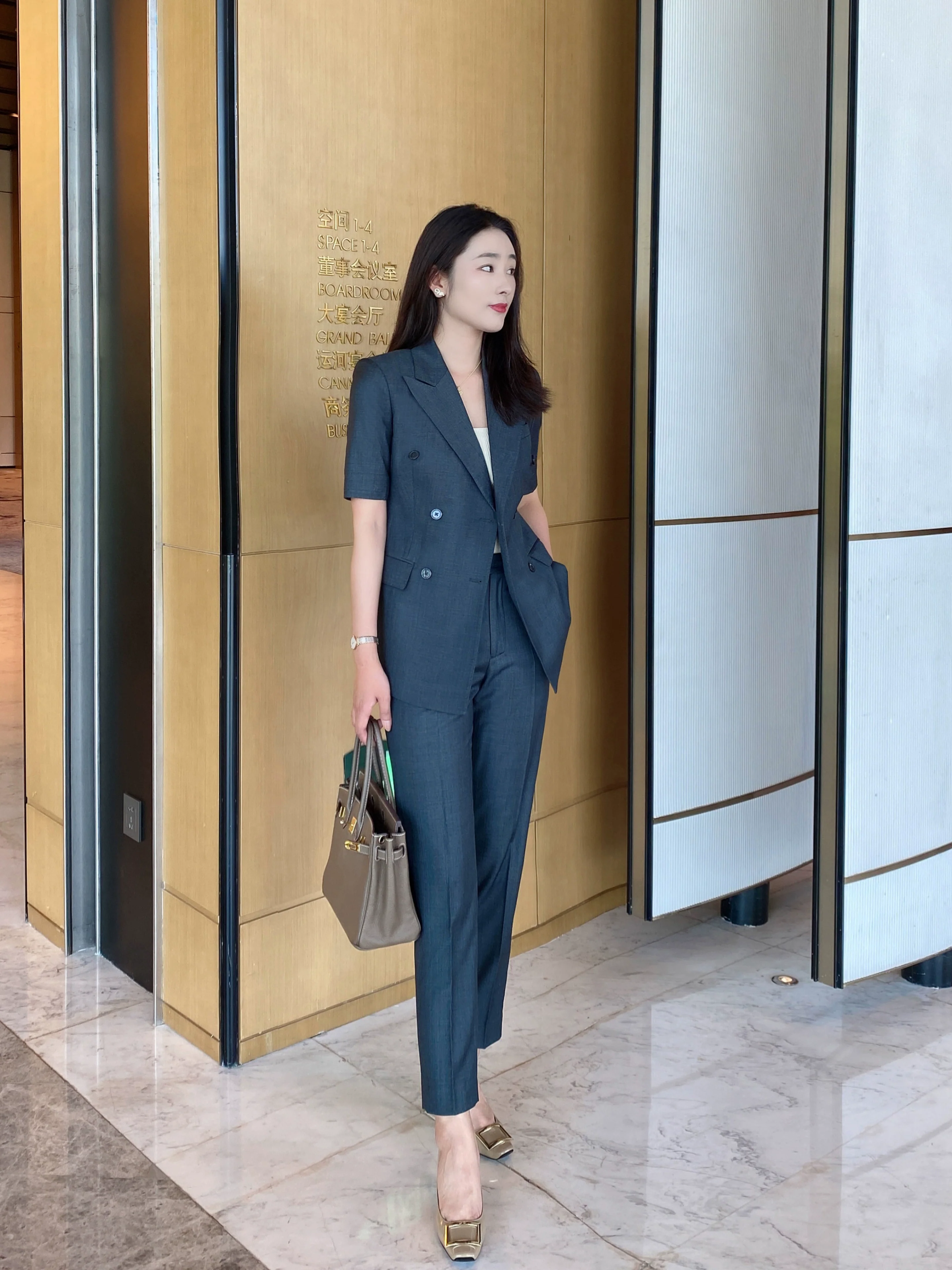 Elegant Dark Gray Slim Fit Suit Jacket with Matching Trousers - Image 6