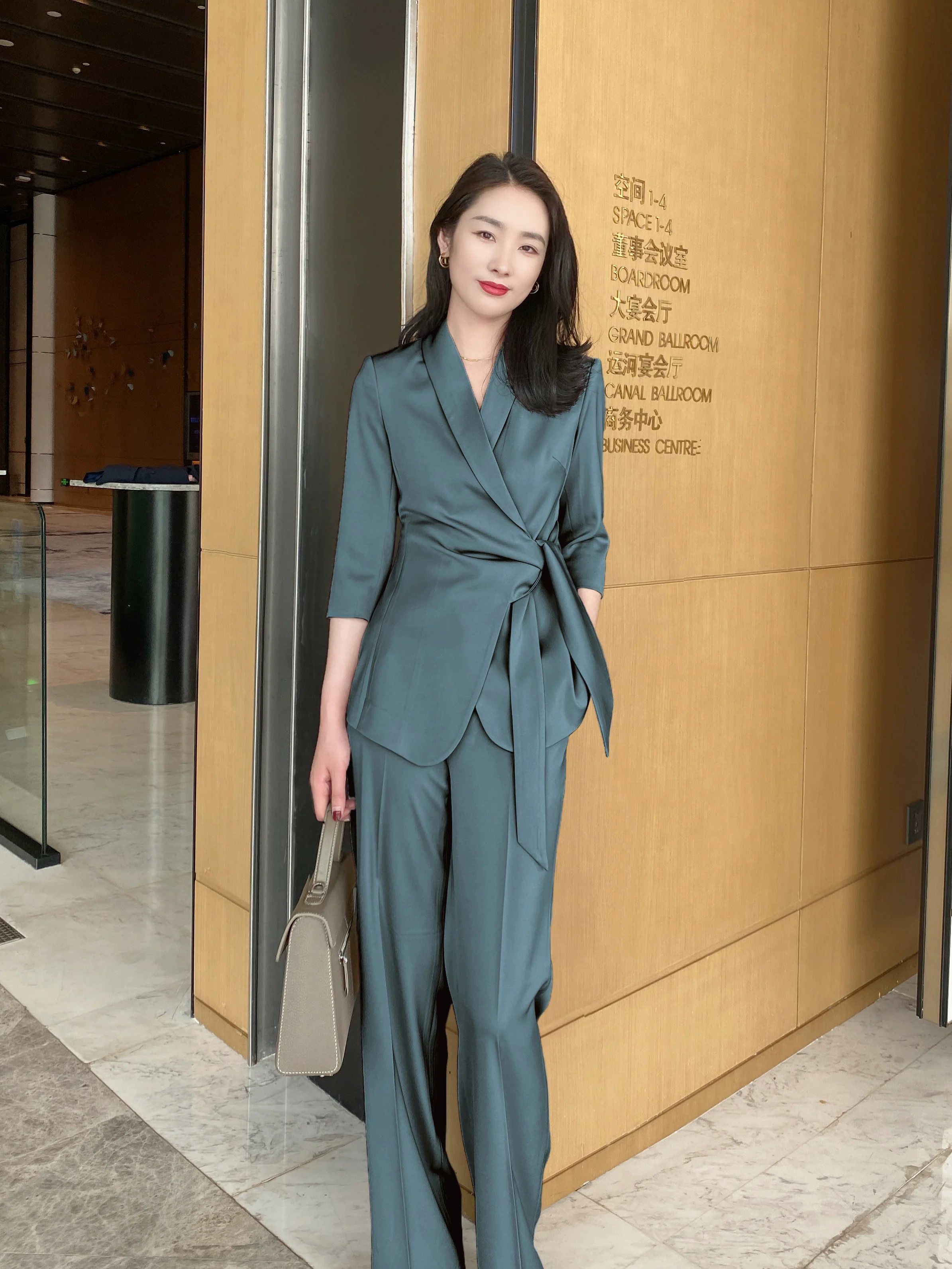 Elegant Green Fitted Classic Suit with Brace and Trousers - Image 3