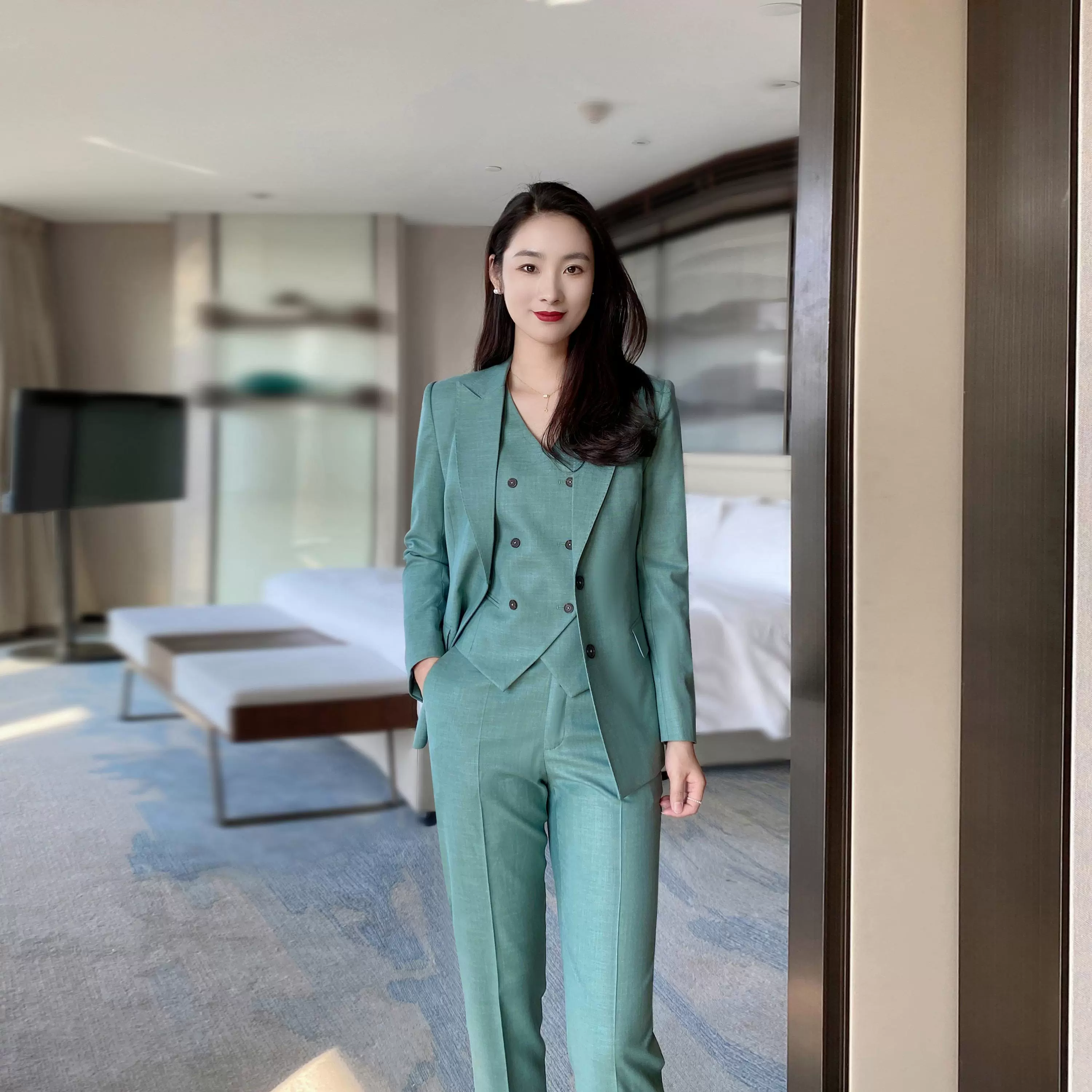 Elegant Green Women's 3-Piece Slim Fit Suit Set - Image 4