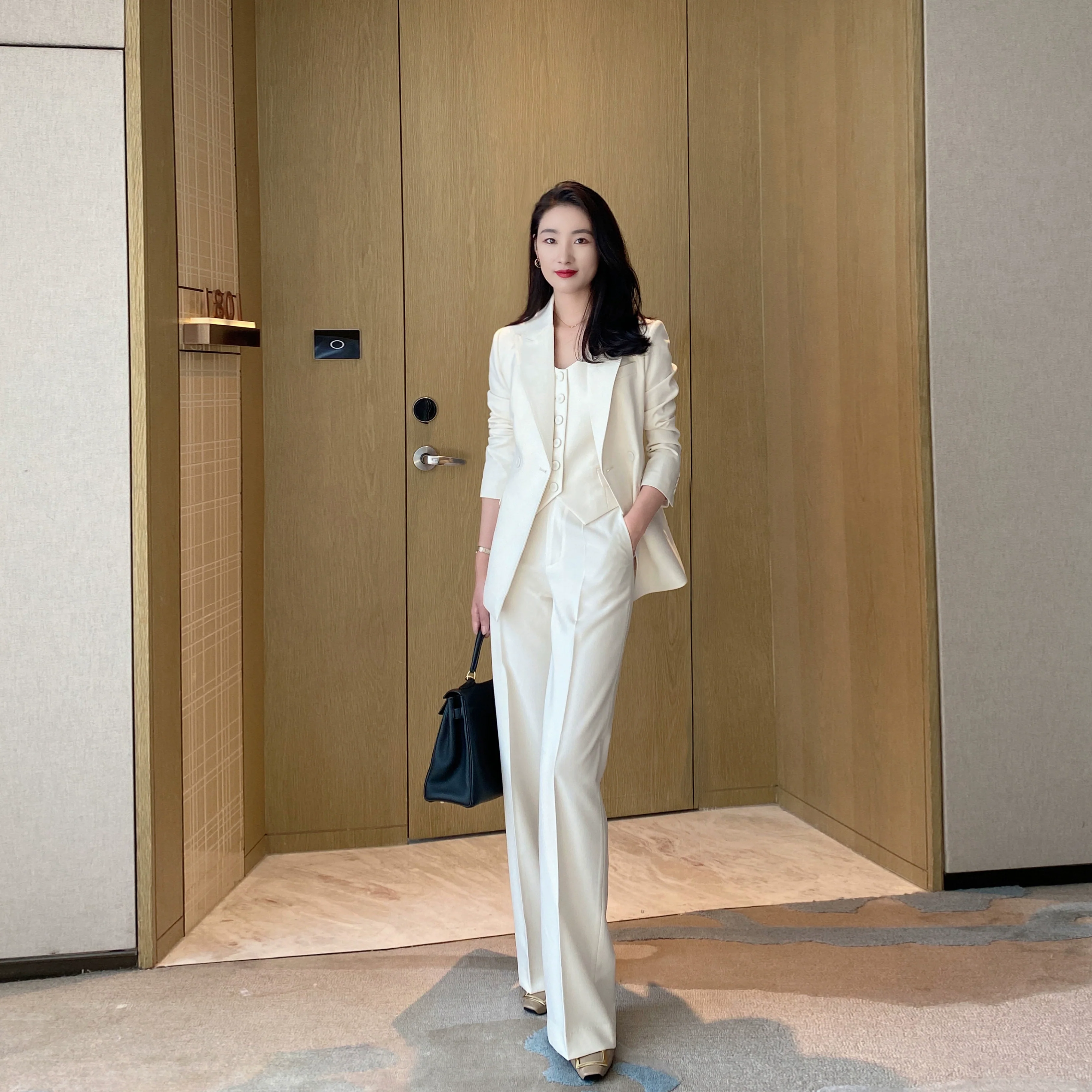 Elegant Off-White Slim-Fit 3-Piece Women's Suit Set for Professionals - Image 2