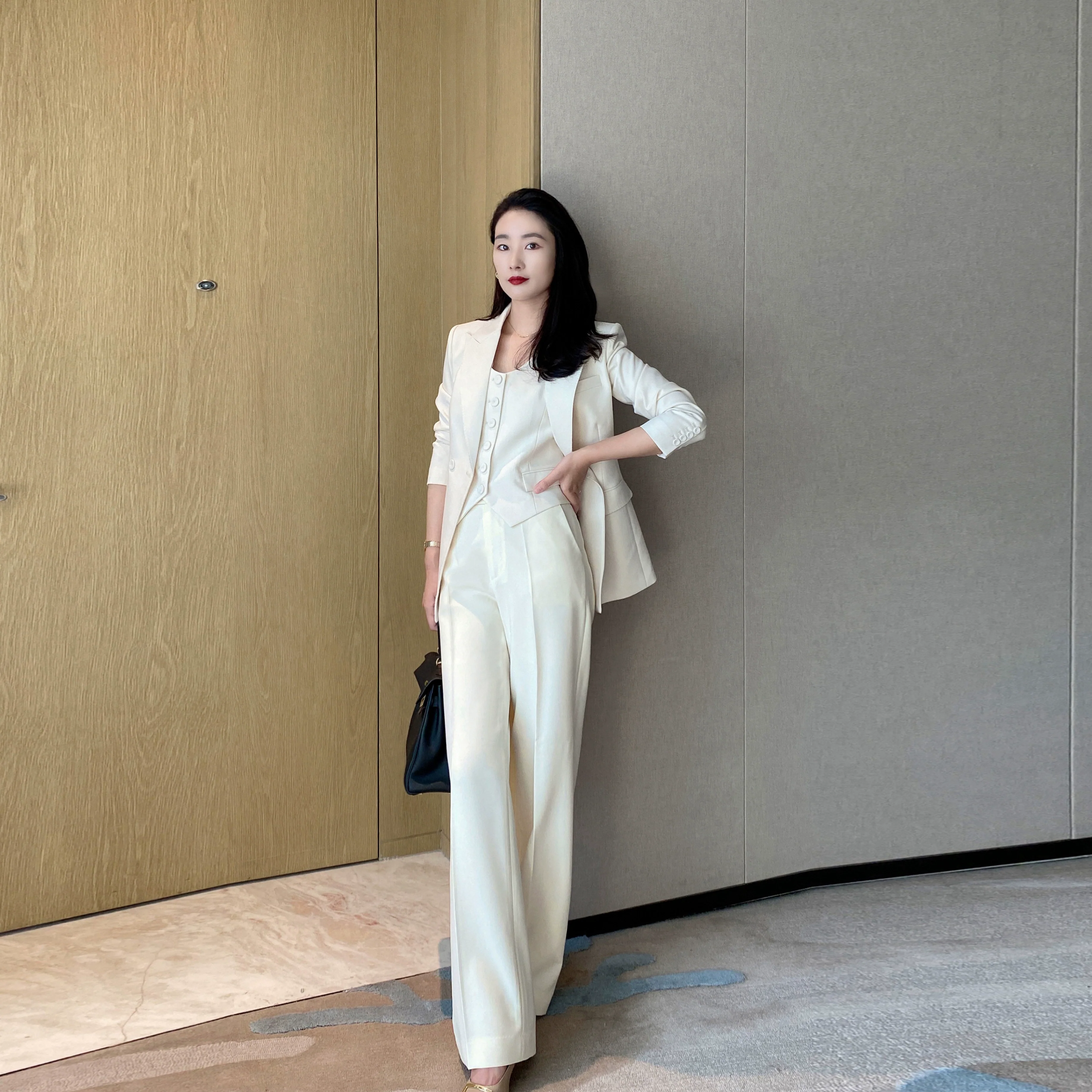 Elegant Off-White Slim-Fit 3-Piece Women's Suit Set for Professionals - Image 6