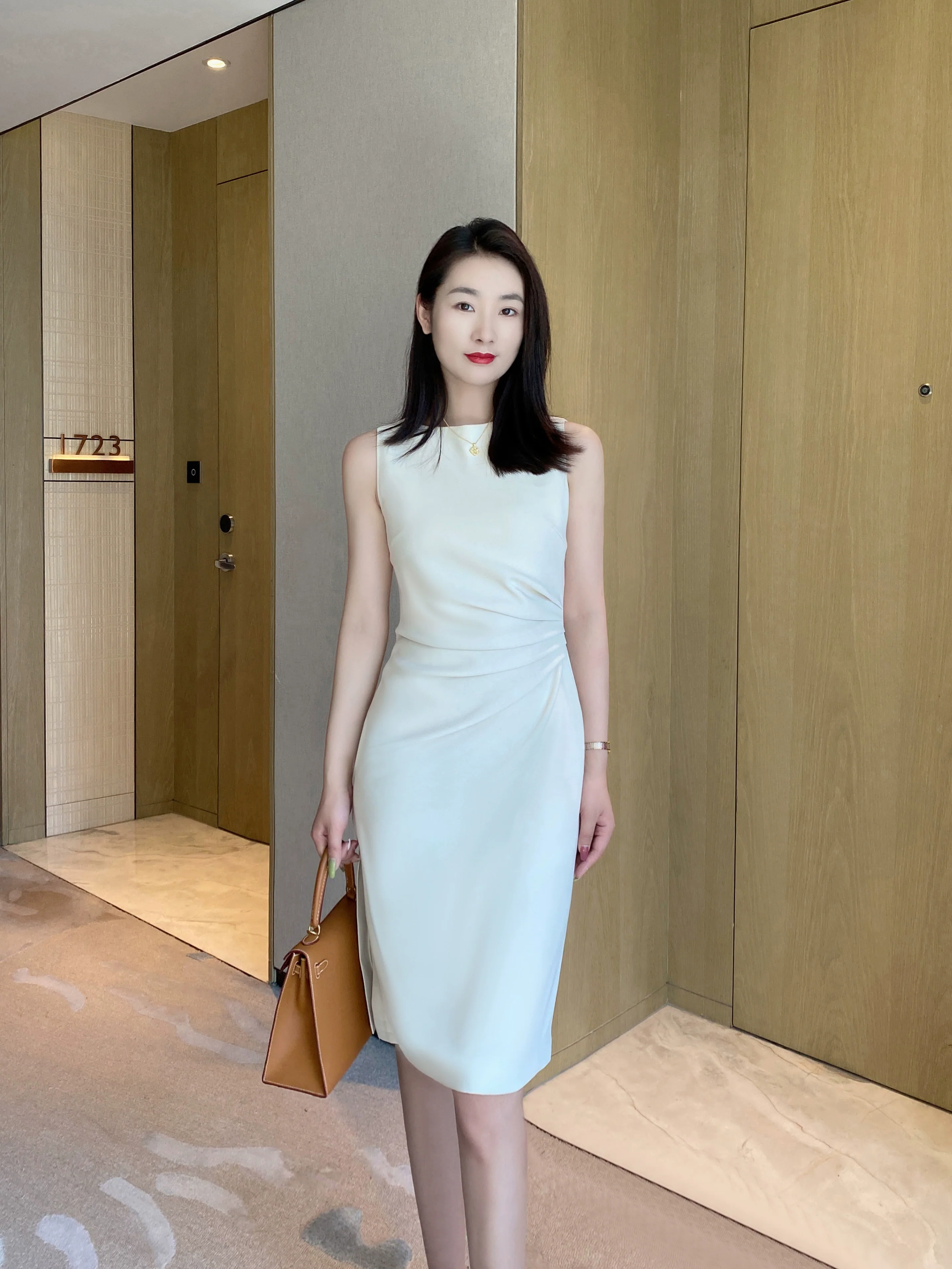 Elegant Off-White Summer Fitted Midi Dress with Hip Detail - Image 3