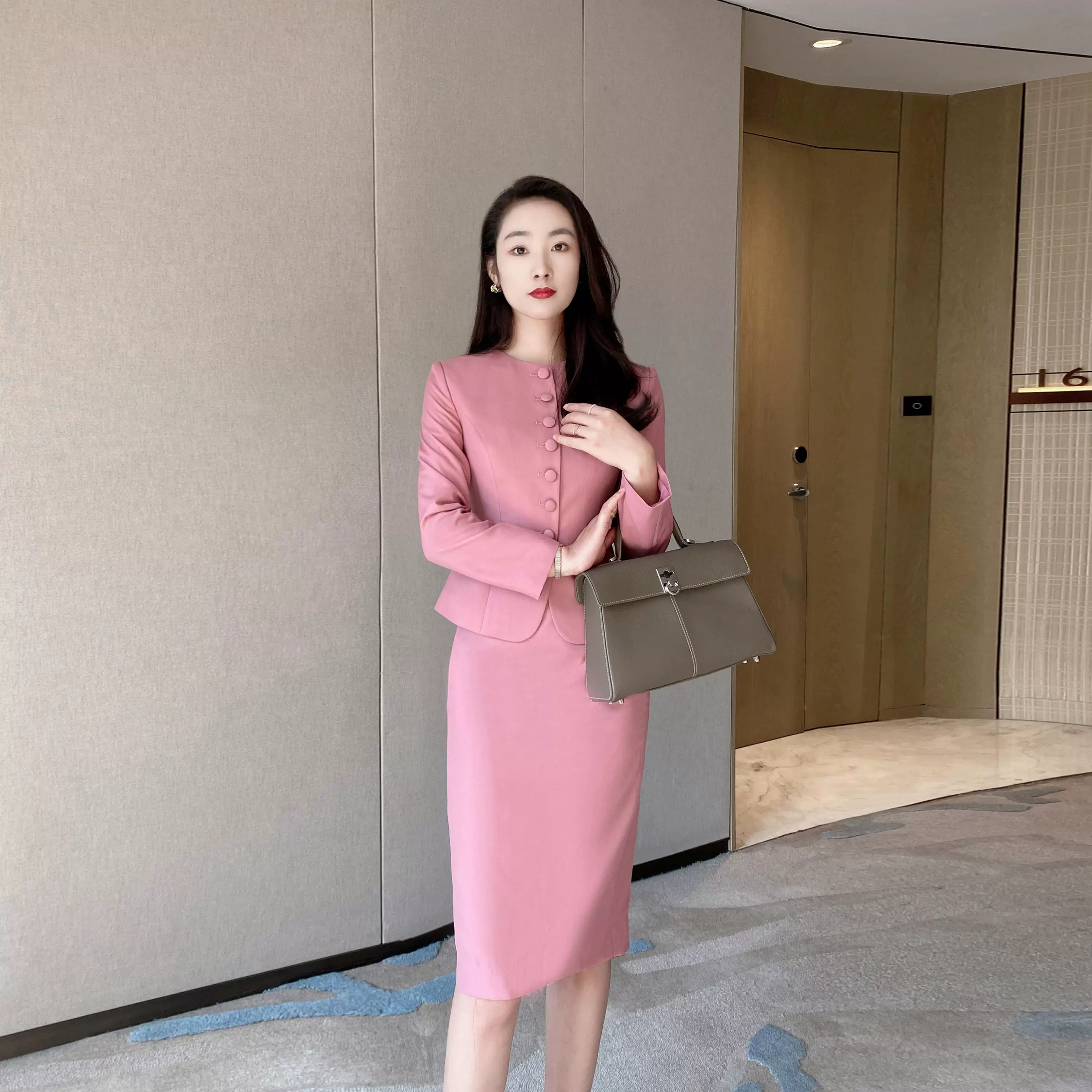Elegant Rose Pink Suit Skirt Set: Chic Blazer & Slimming Hip Skirt - Image 3