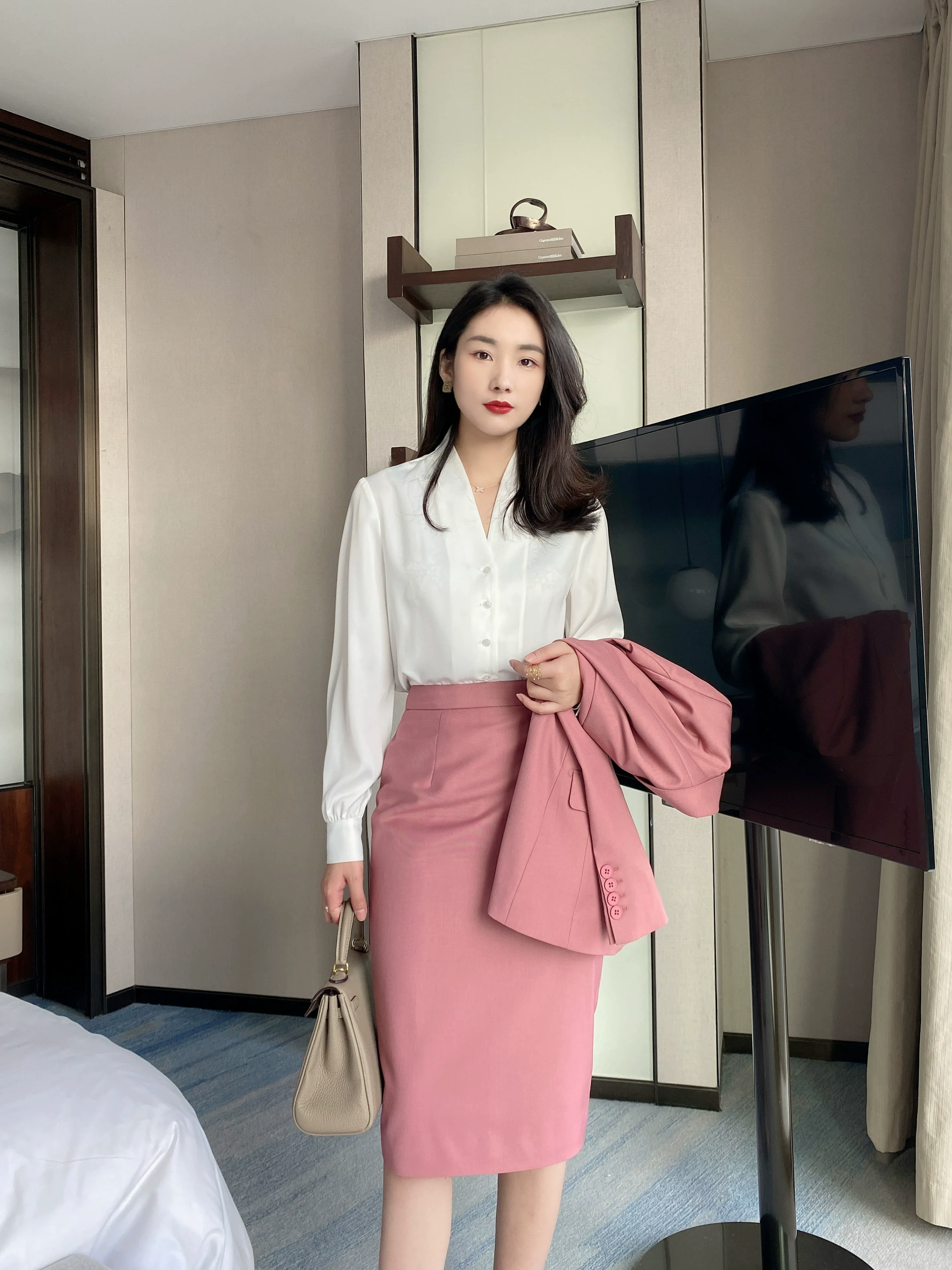 Elegant White V-Neck Loose Fit Summer Shirt for Women - Image 2