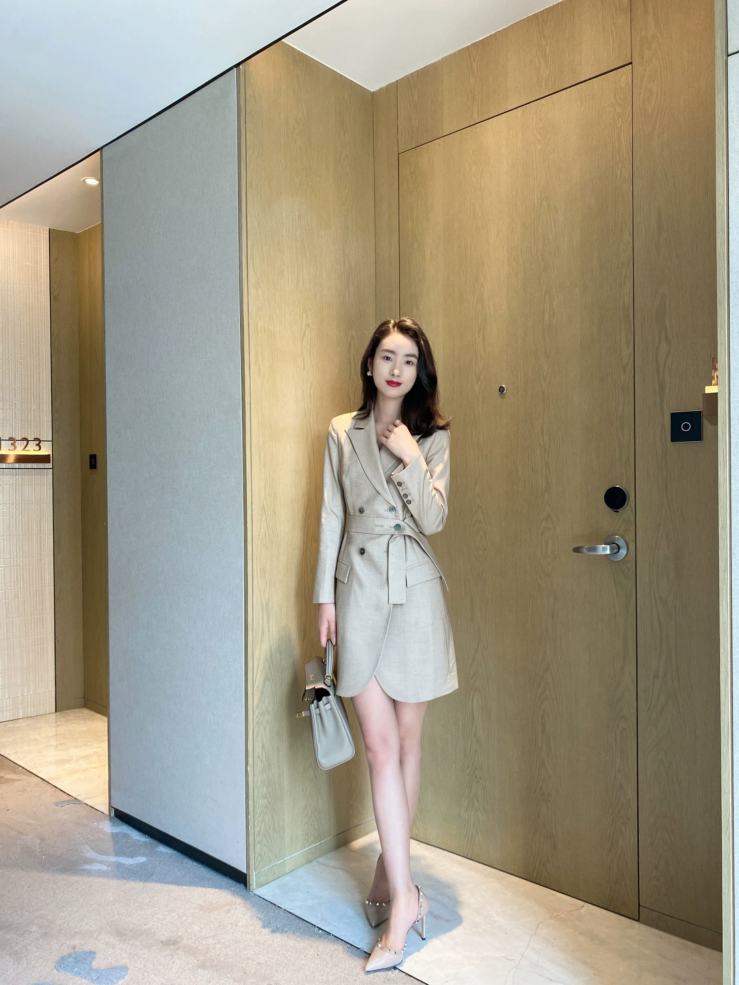 Light Brown Summer Suit with Fitted Skirt and Brace - Image 4