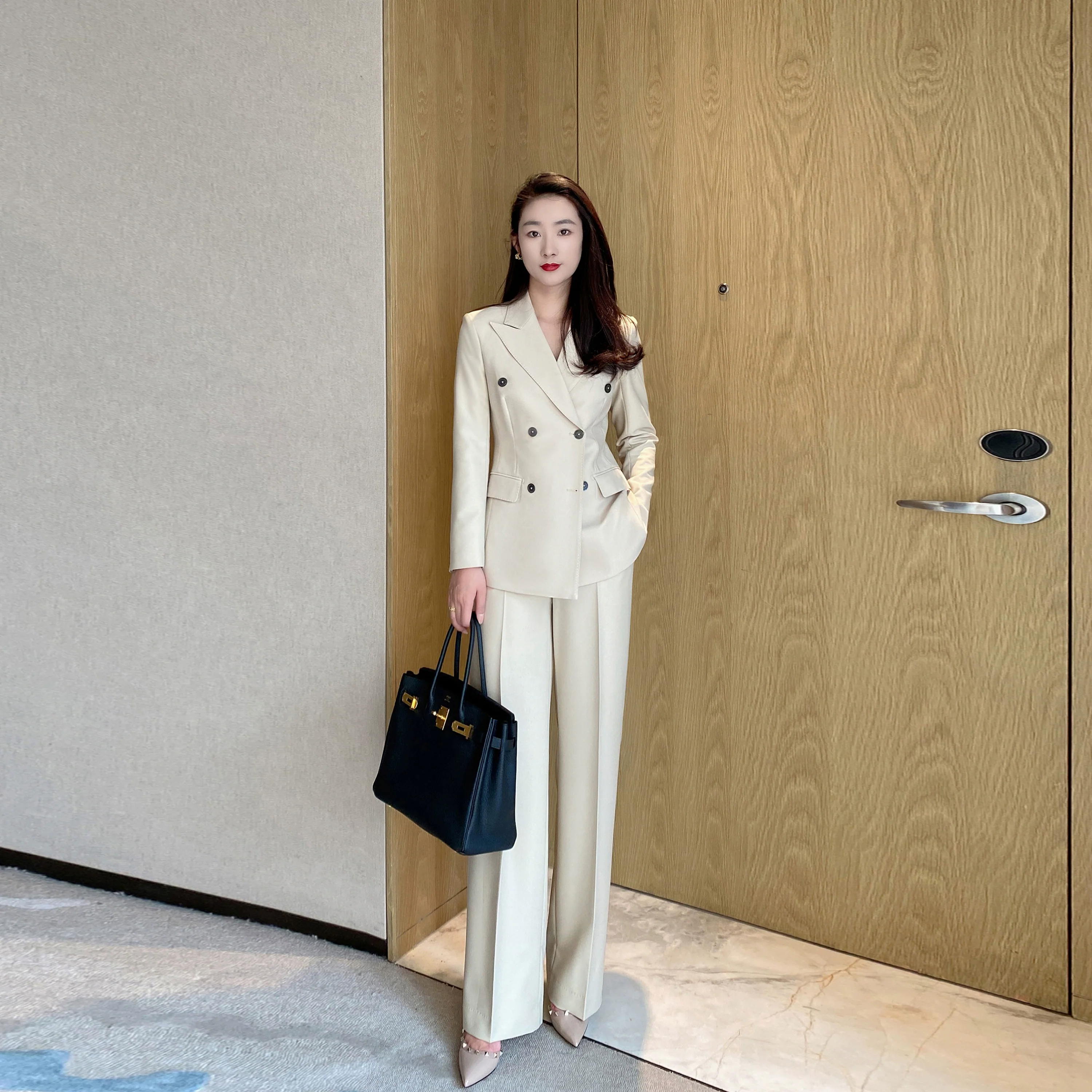Off-White Classic Autumn Suit Set for Office – Loose Straight Fit - Image 2