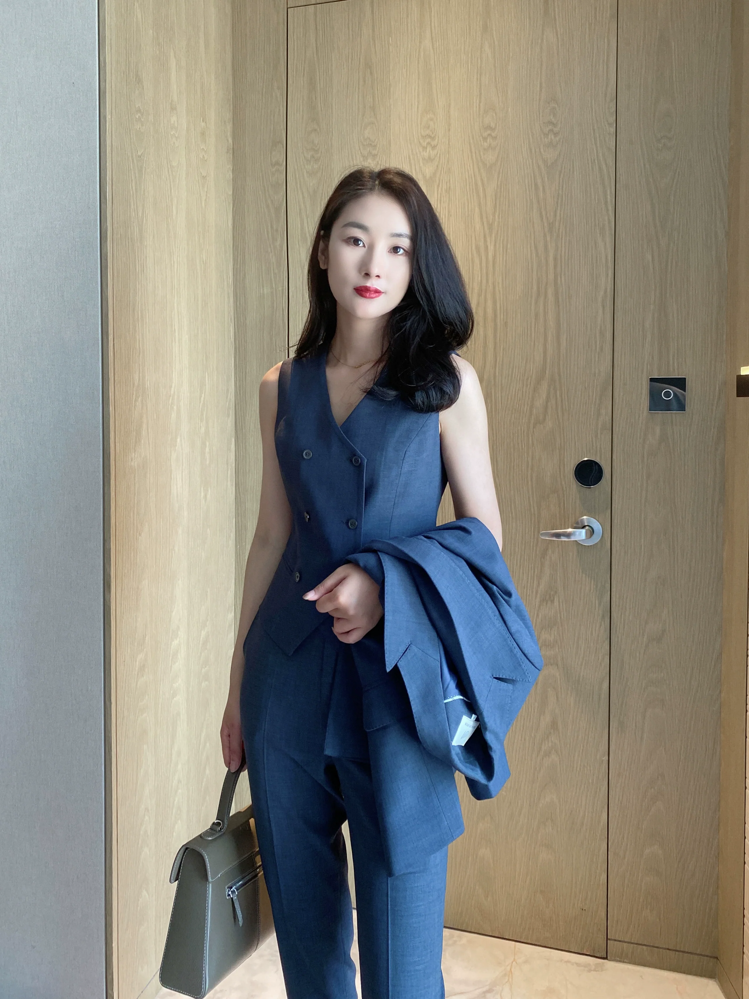 Premium Elite Three-Piece Business Suit with Vest and Trousers - Image 3