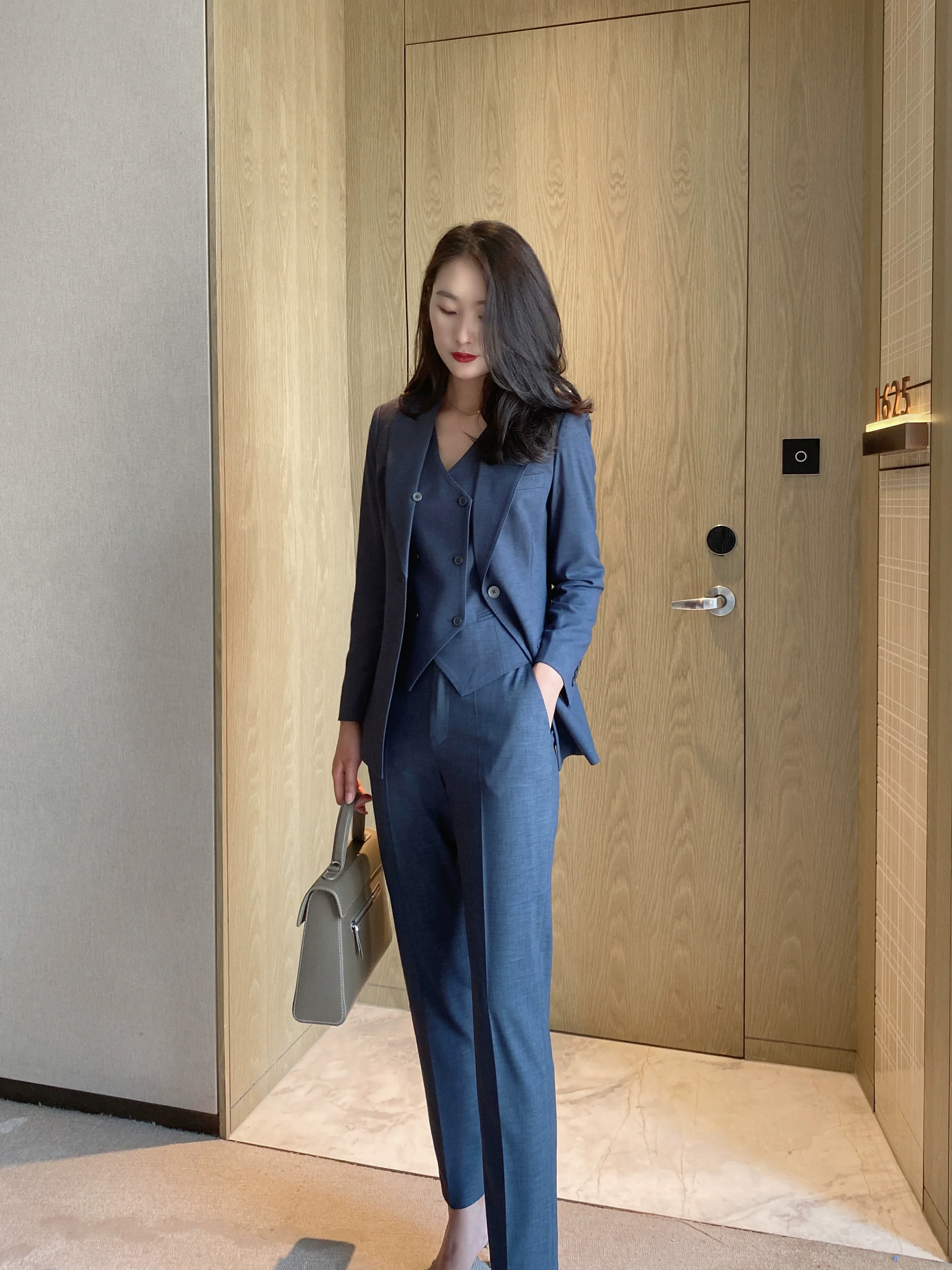 Premium Elite Three-Piece Business Suit with Vest and Trousers - Image 4