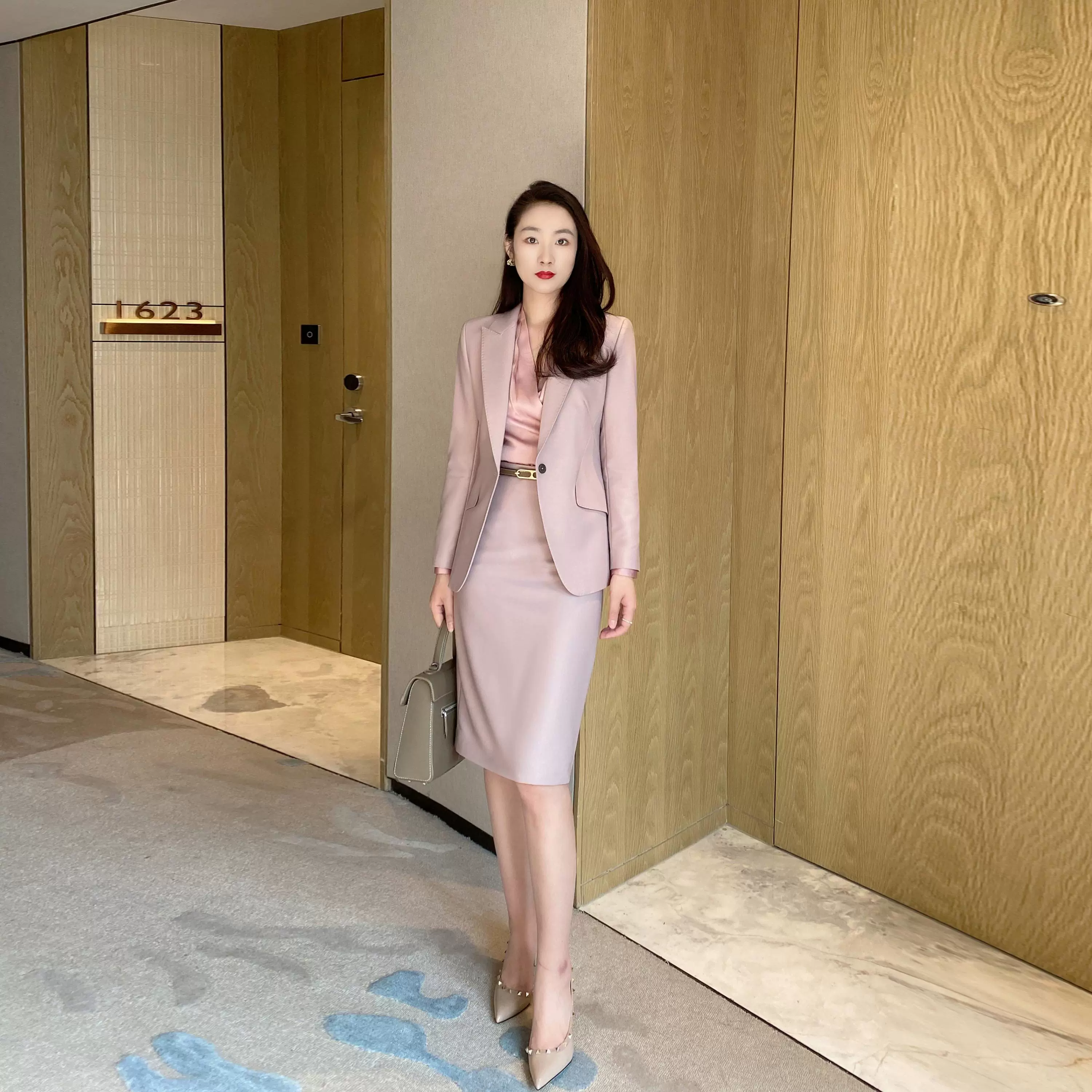 Spring Fuchsia Slim Fit Classic Suit Set with Hip Accents - Image 3