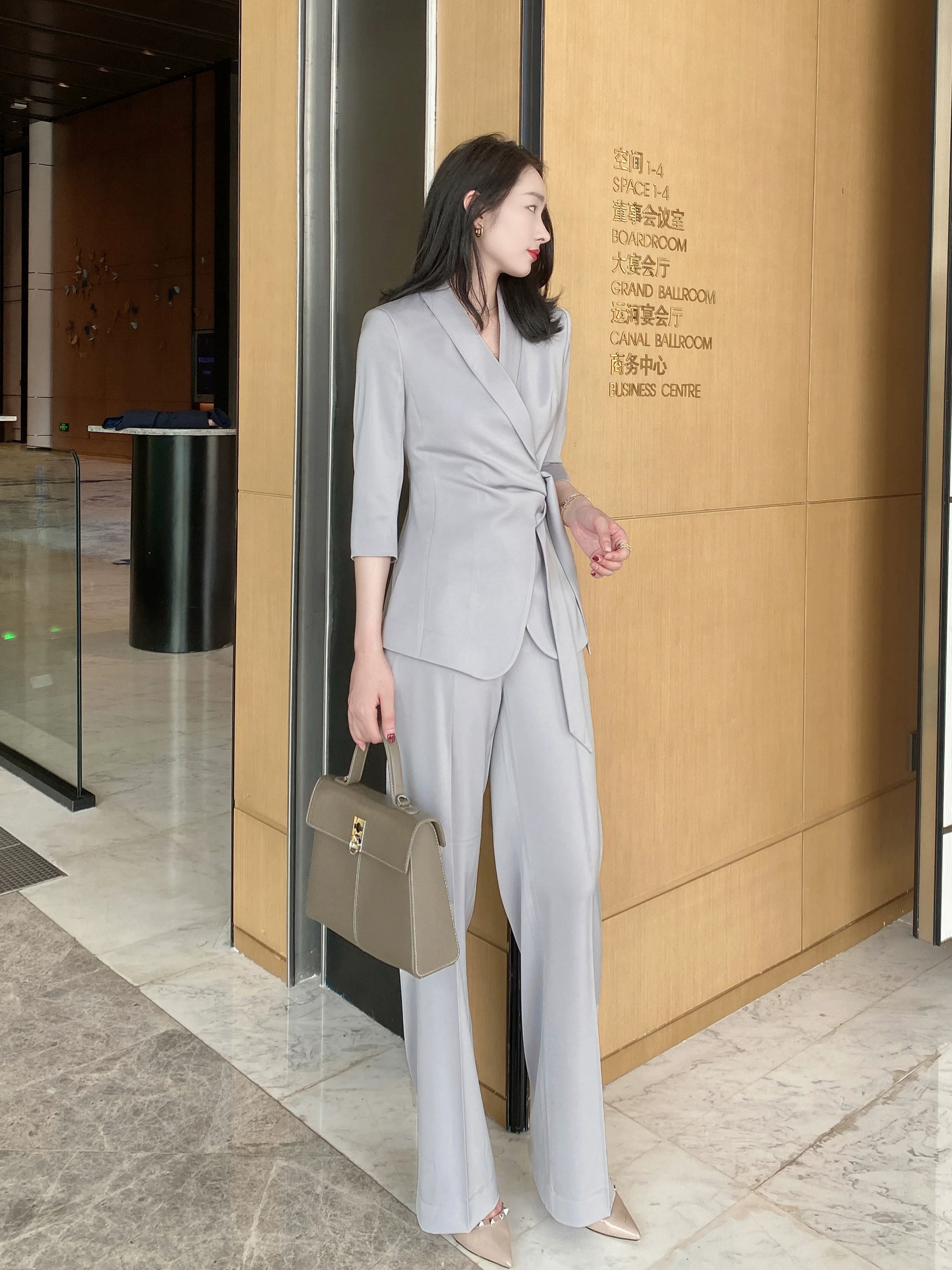 Summer Soft Fitted Suit with Brace and Loose Straight Trousers - Image 4
