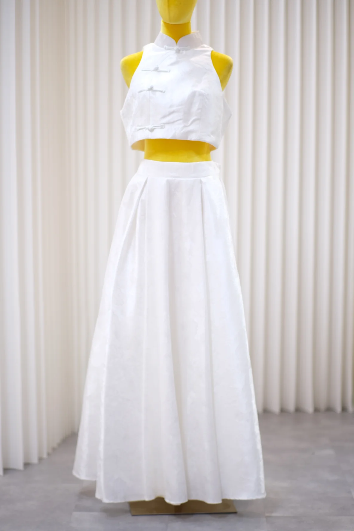 Premium Plain Pleated Size XL Wedding Gown | Ready-to-Wear - Image 3