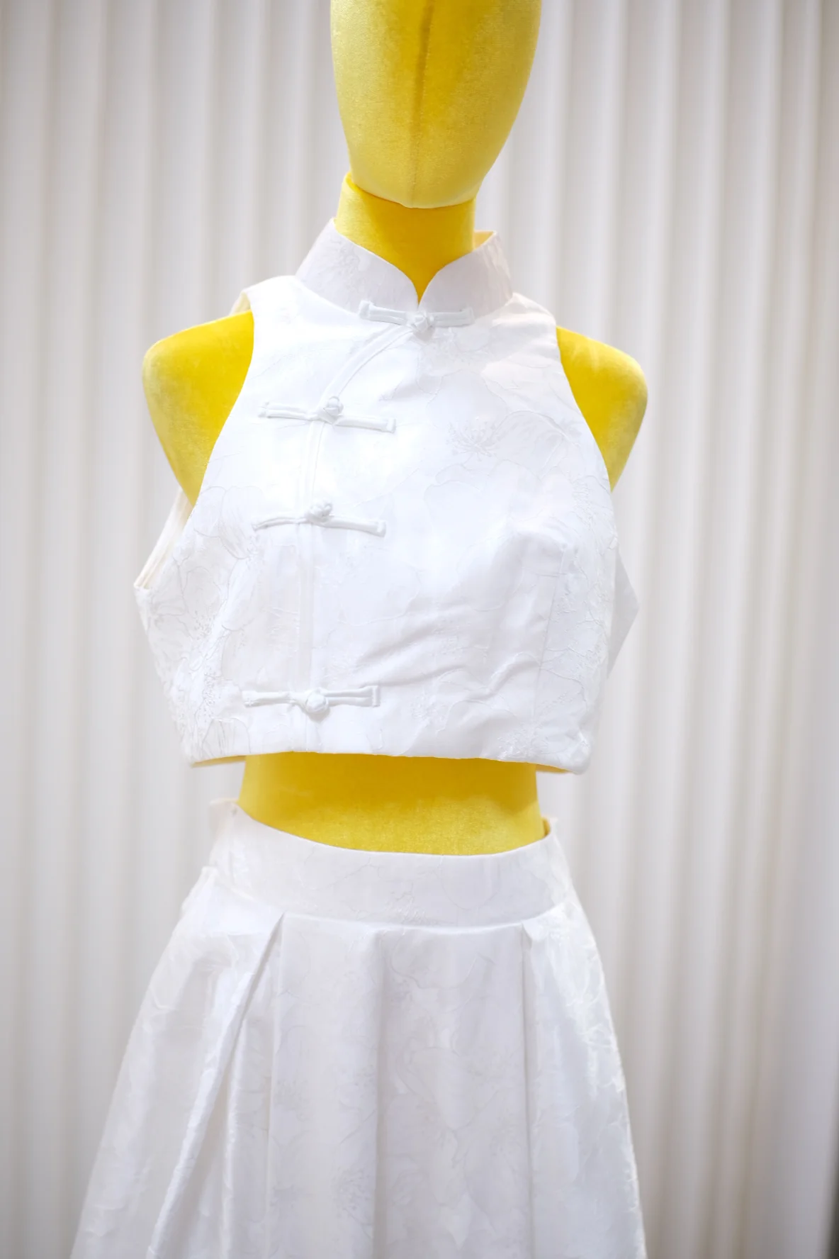 Premium Plain Pleated Size XL Wedding Gown | Ready-to-Wear - Image 4