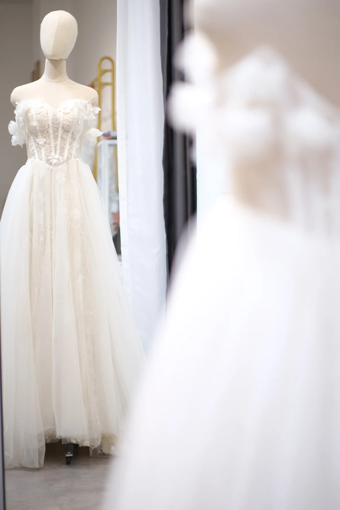 Premium Full Fabric Lace Size M Wedding Gown | Ready-to-Wear - Image 3