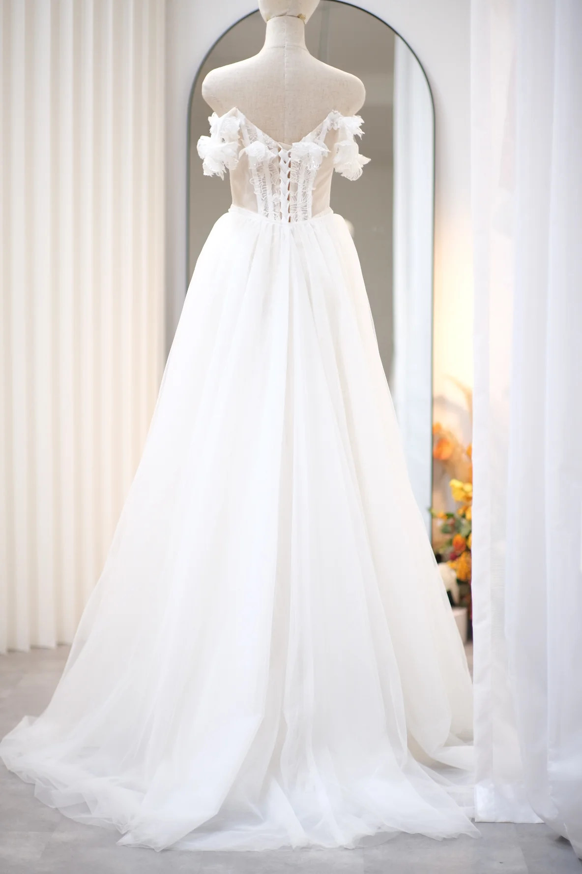 Premium Full Fabric Lace Size M Wedding Gown | Ready-to-Wear - Image 4