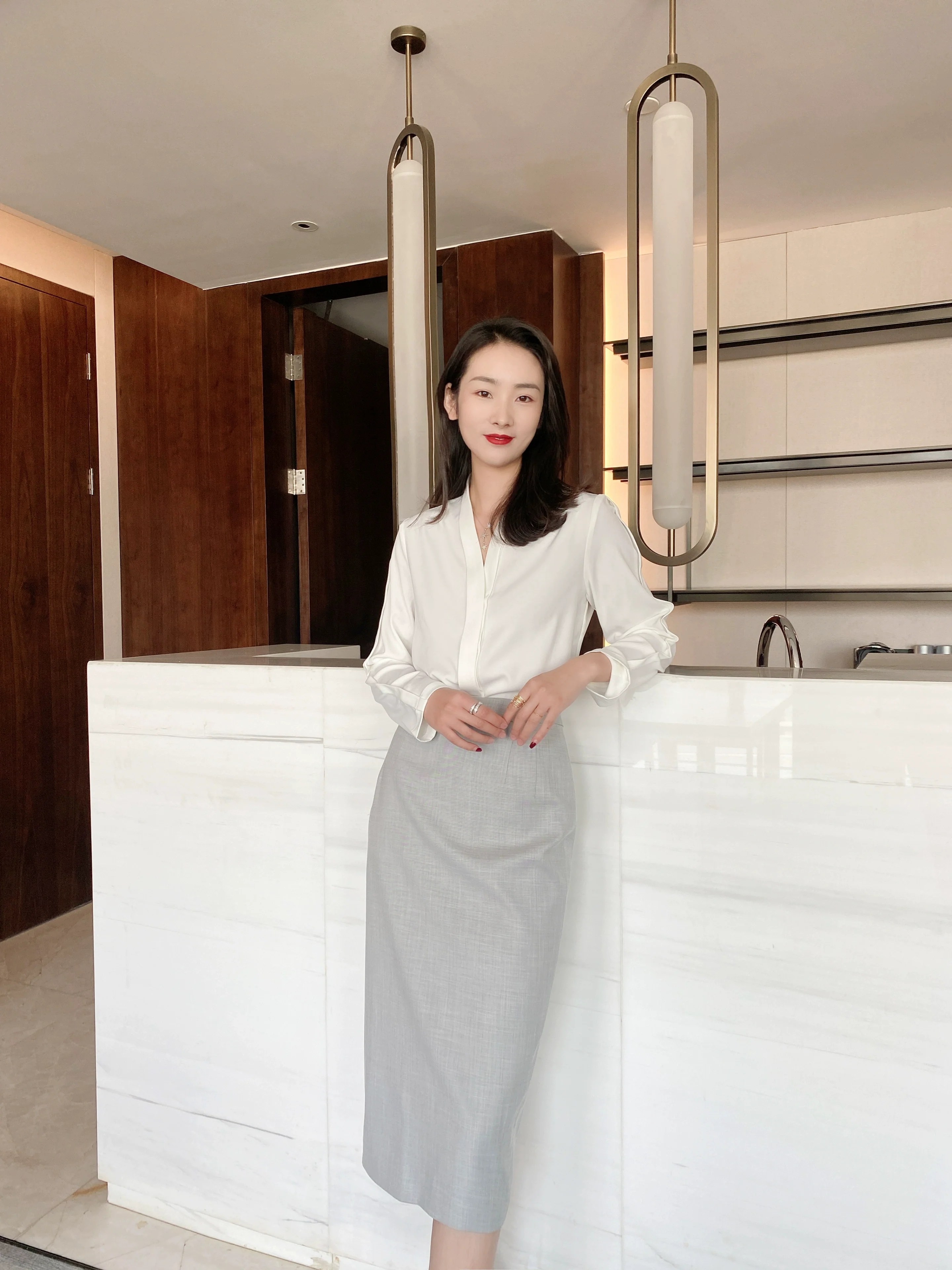 Women's Spring White V-Neck Loose Fit Casual Shirt Style - Image 4
